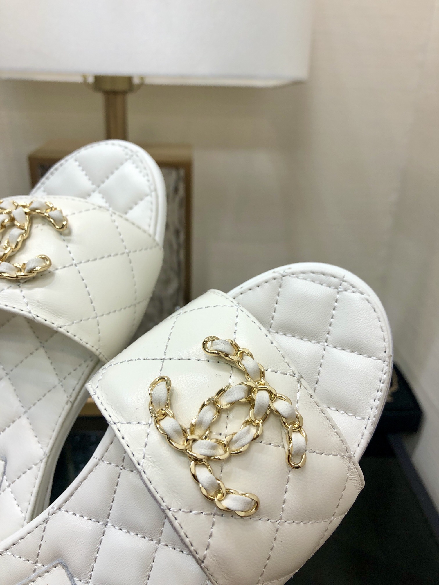 CHANEL 2023 spring and summer latest electric embroidery honey slippers Imported leather outsole