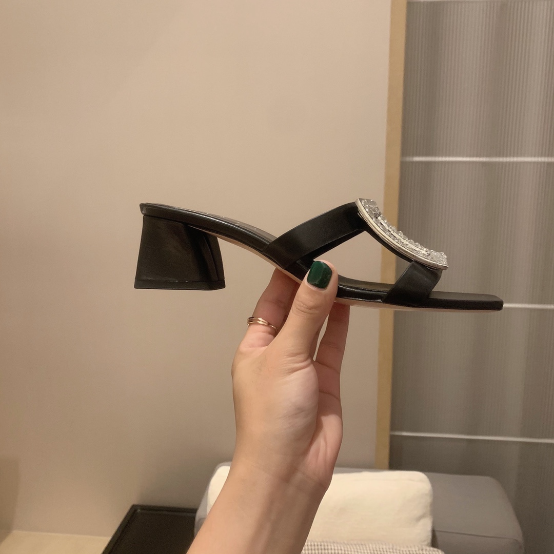 Roger vivier | 𝟐𝟎𝟐𝟏/𝐒𝐒 𝐧𝐞𝐰 2021 Summer Slippers Bikiviv' Metal Buckle PVC Mule Shoes