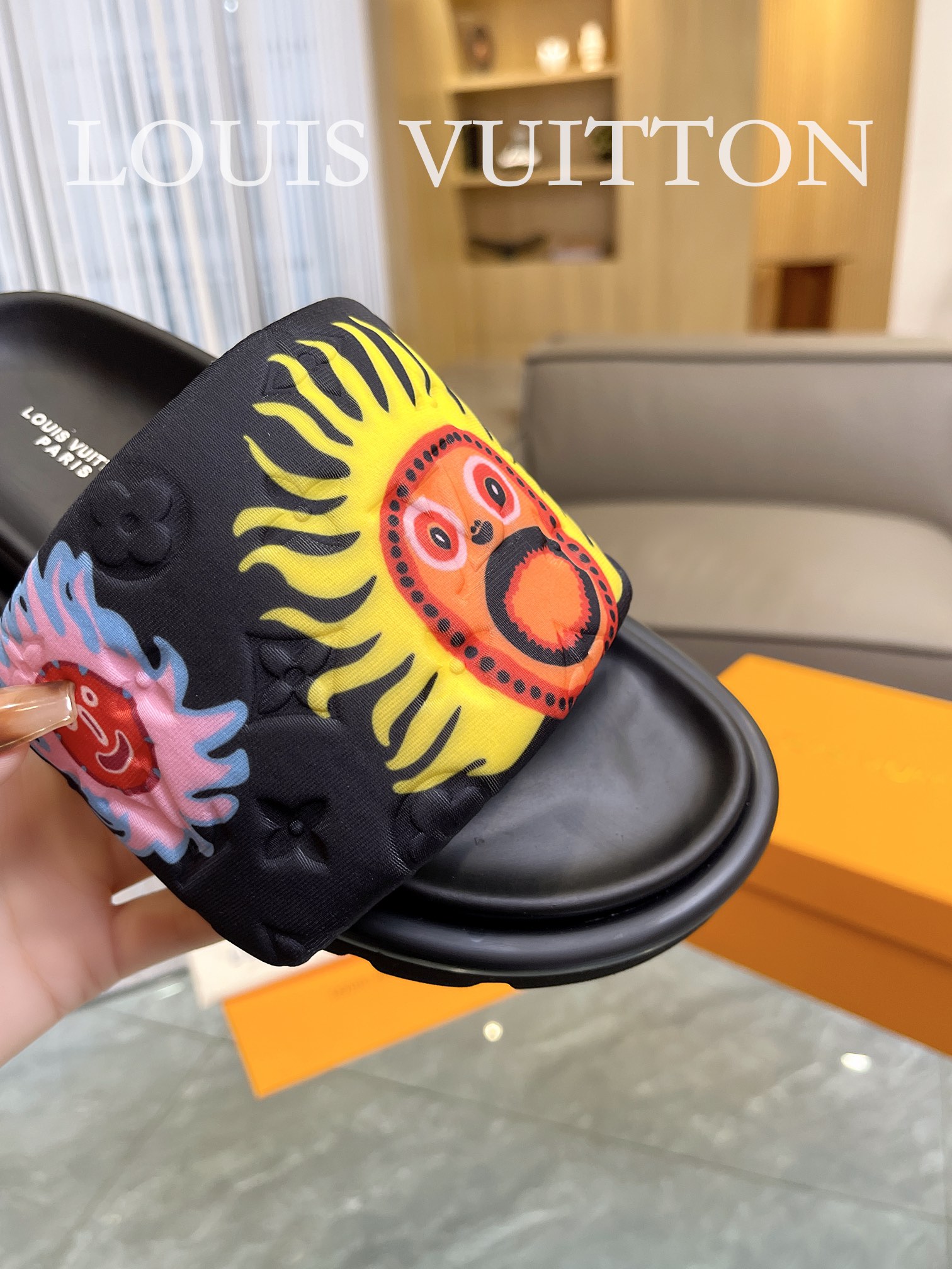 Louis Vuitton 2023 couple models embossed print