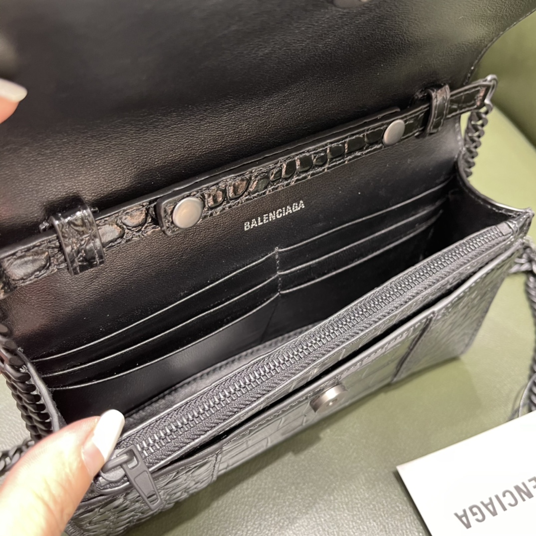 BALENCIAGA 𝐇𝐨𝐮𝐫𝐠𝐥𝐚𝐬𝐬 𝐰𝐚𝐥𝐥𝐞𝐭 𝐨𝐧 𝐜𝐡𝐚𝐢𝐧 ⏳ ▪️ crocodile print black buckle