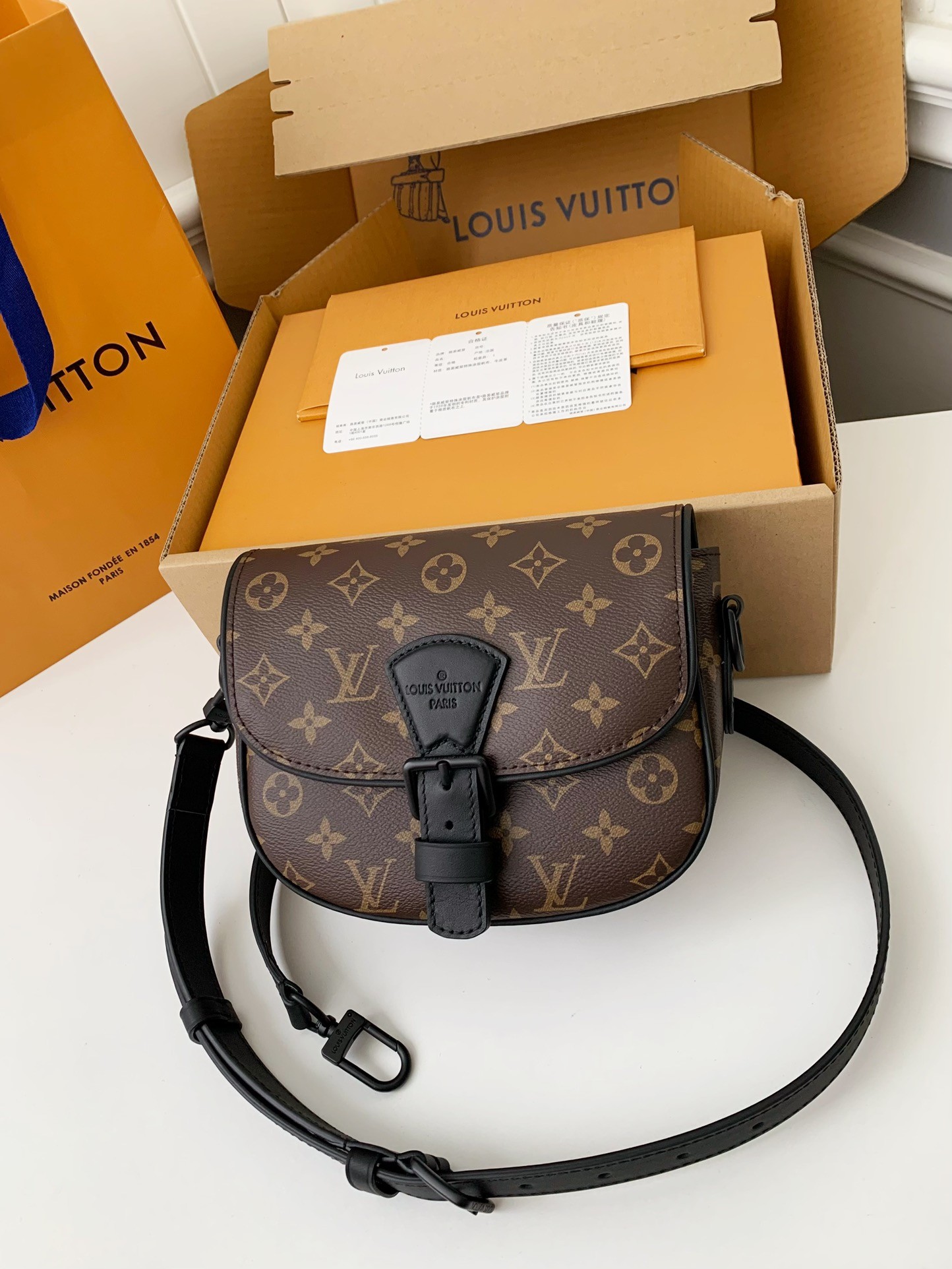 Louis Vuitton New season Montsouris Small Messenger Bag M47060 Size：20*17*7cm