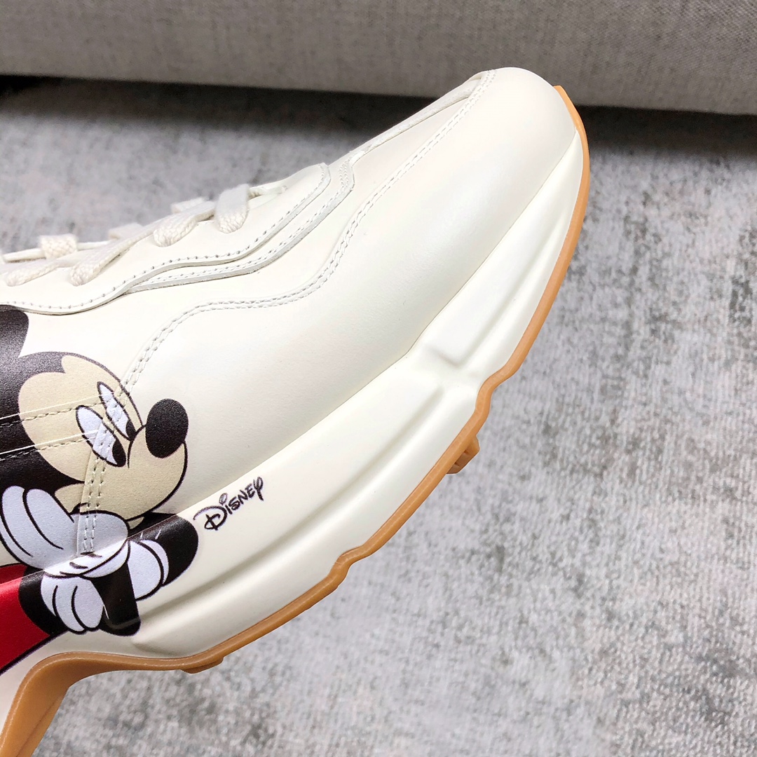 Gucci Pops This collection has a lot of flora and fauna elements Original material