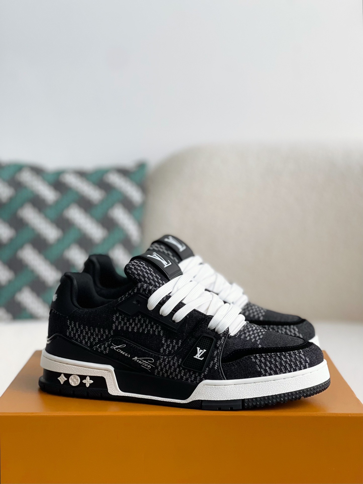 LOUIS VUITTON SNEAKERS