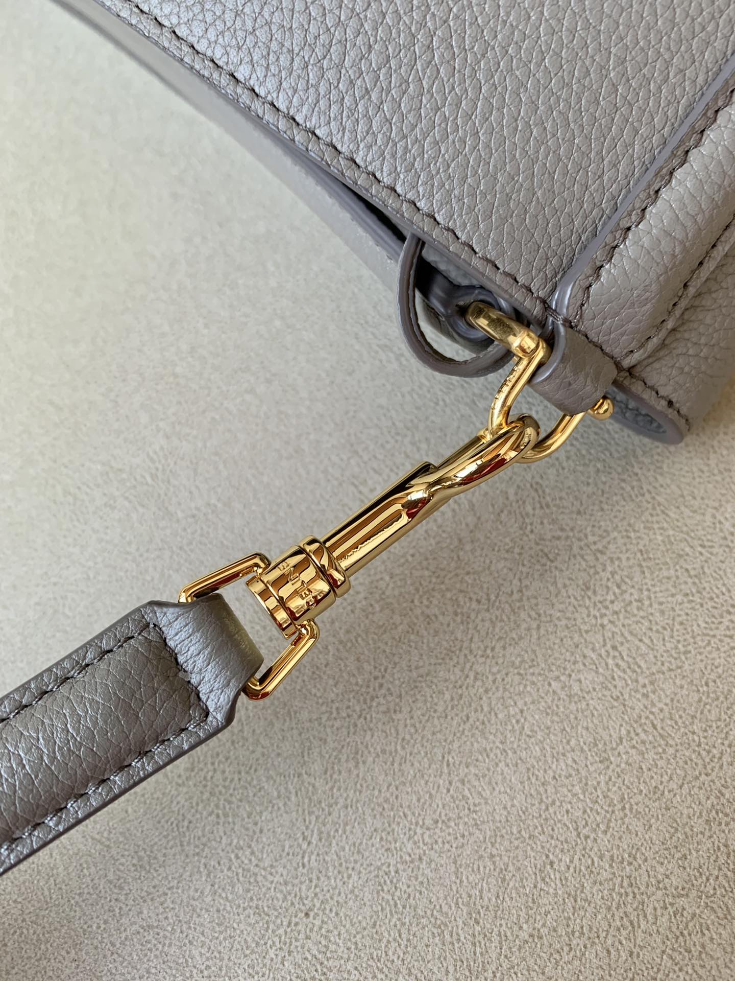 𝐂𝐞𝐥𝐢𝐧𝐞 BUCKET 16 bucket bag in smooth calfskin