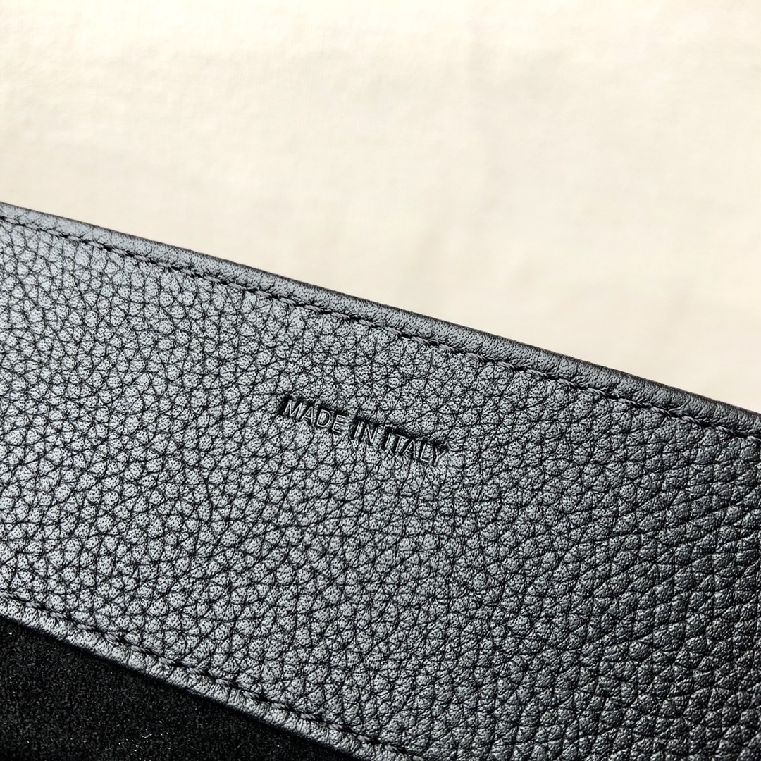 𝐂𝐞𝐥𝐢𝐧𝐞 soft 16 large soft bag in smooth calfskin