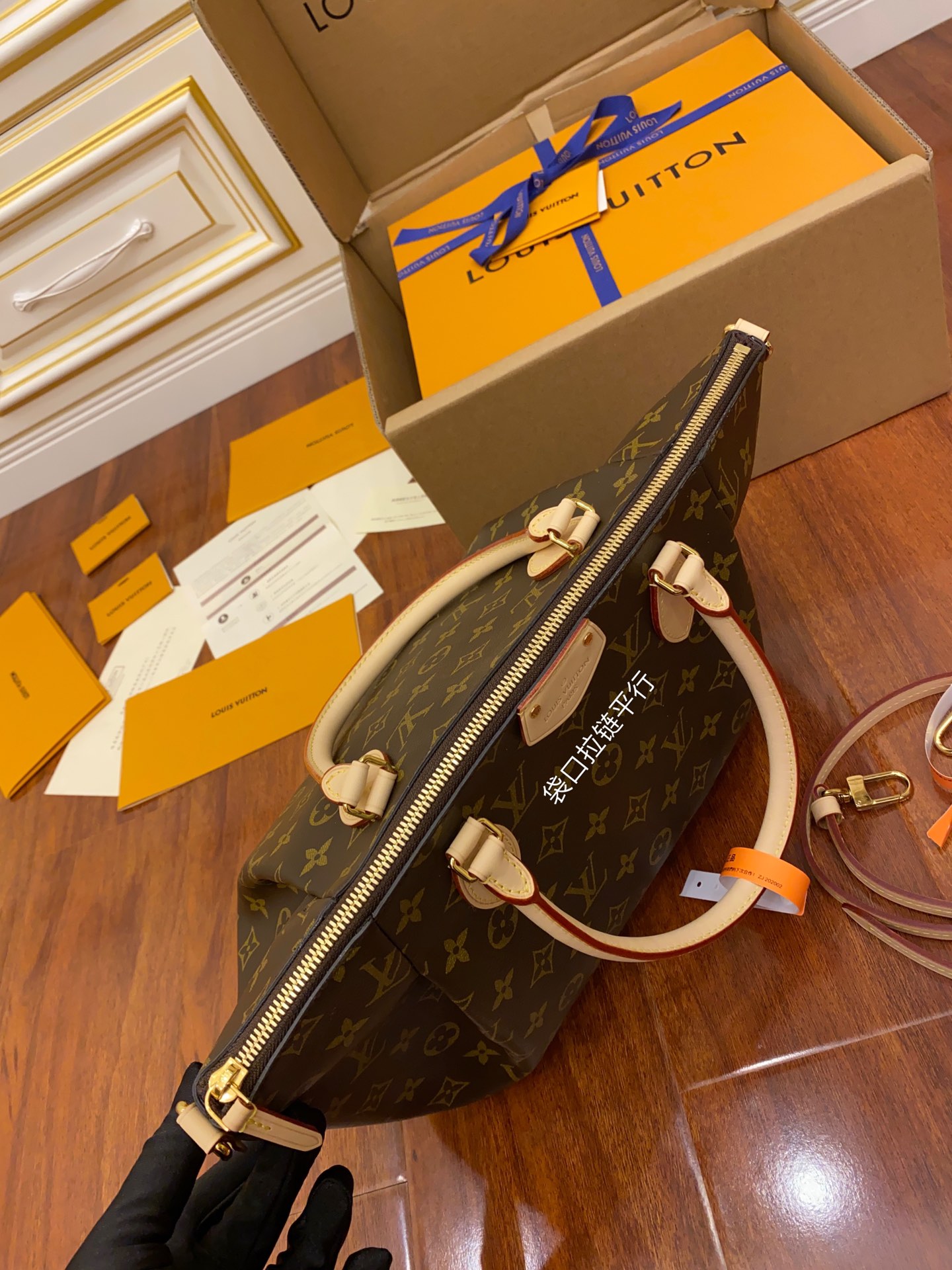 Louis Vuitton Large M48814