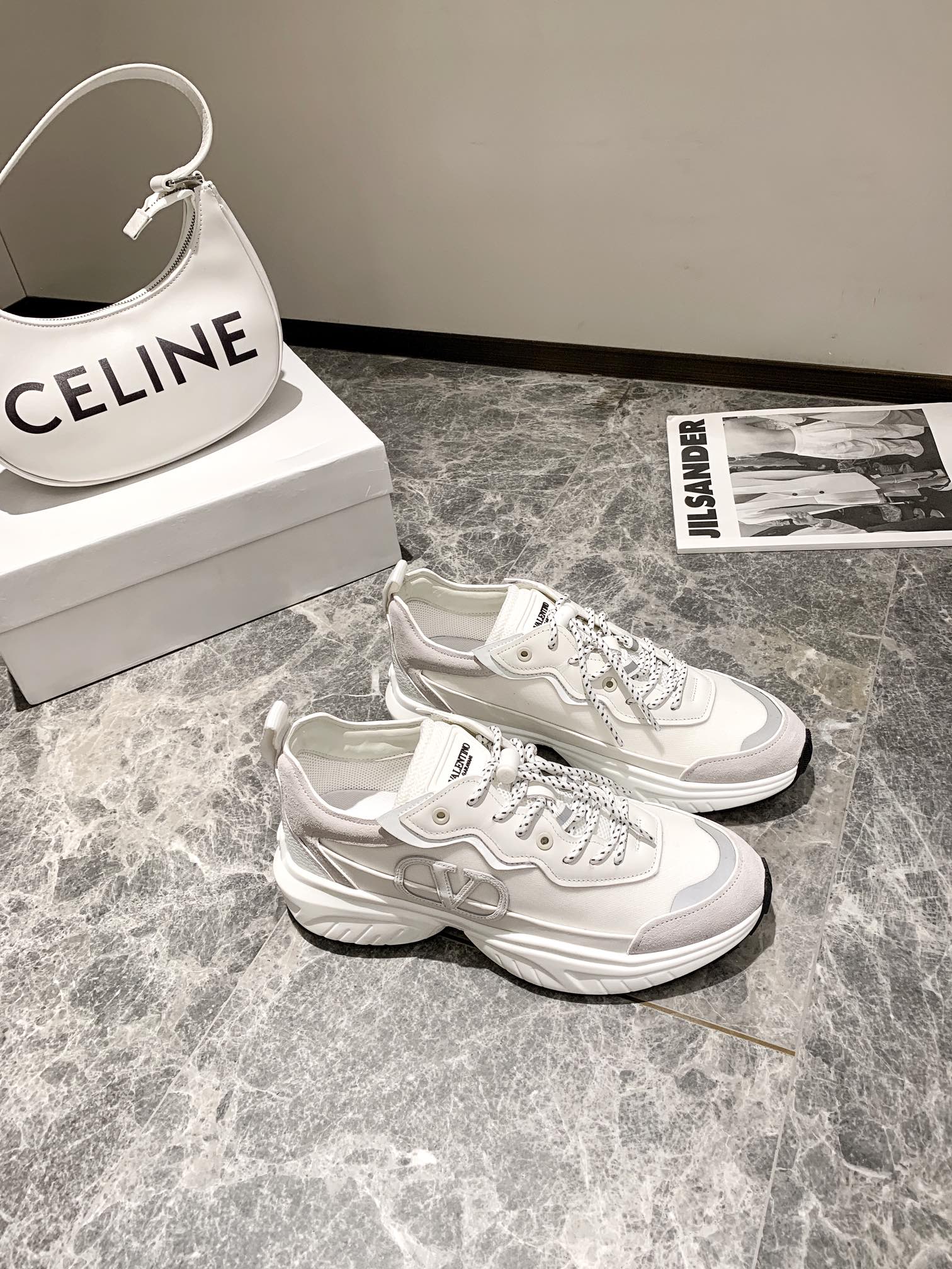 【Valentino】𝟐𝟎𝟐𝟏/𝐒𝐒 𝐧𝐞𝐰 Valentino 2022 ss spring-summer collection of new old man shoes