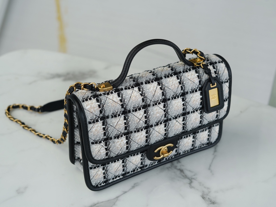 𝗖𝗛𝗔𝗡𝗘𝗟✦ Tweed 𝟮𝟮k long black and white tartan messenger tofu bag 🖤🖤