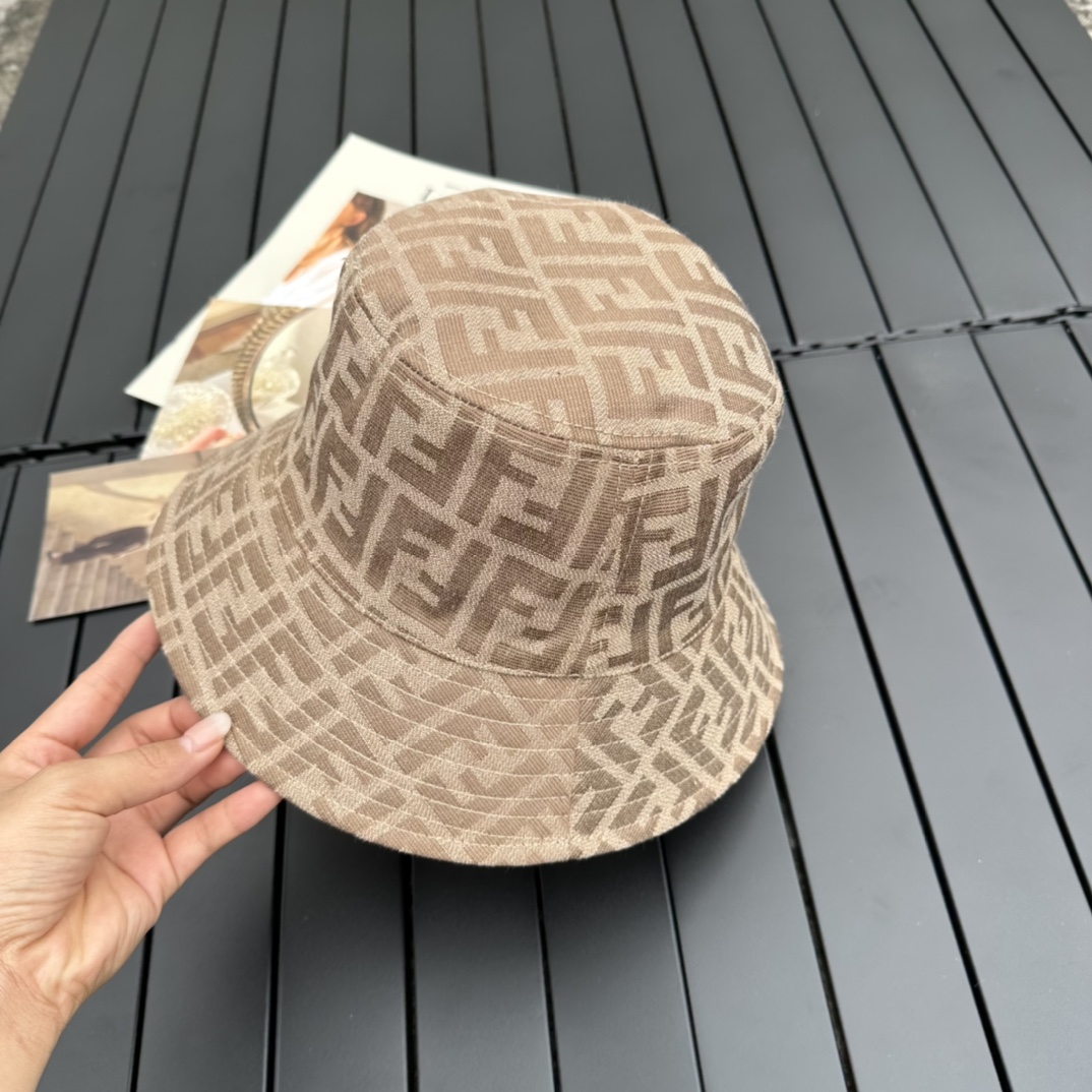 Fendi presbyopic letters 2⃣️ Wearing a fisherman hat