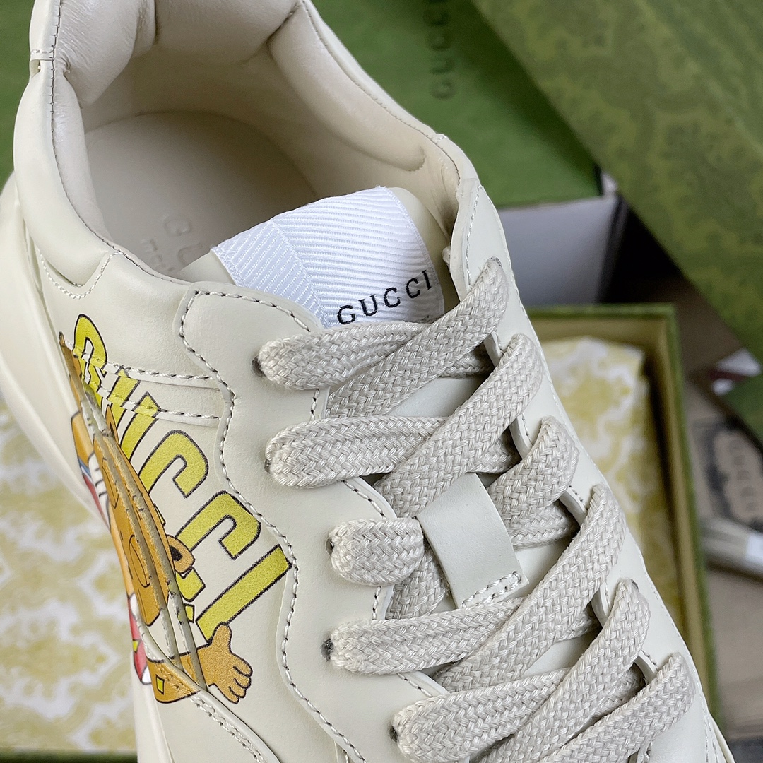 Gucci Pops This collection has a lot of flora and fauna elements Original material