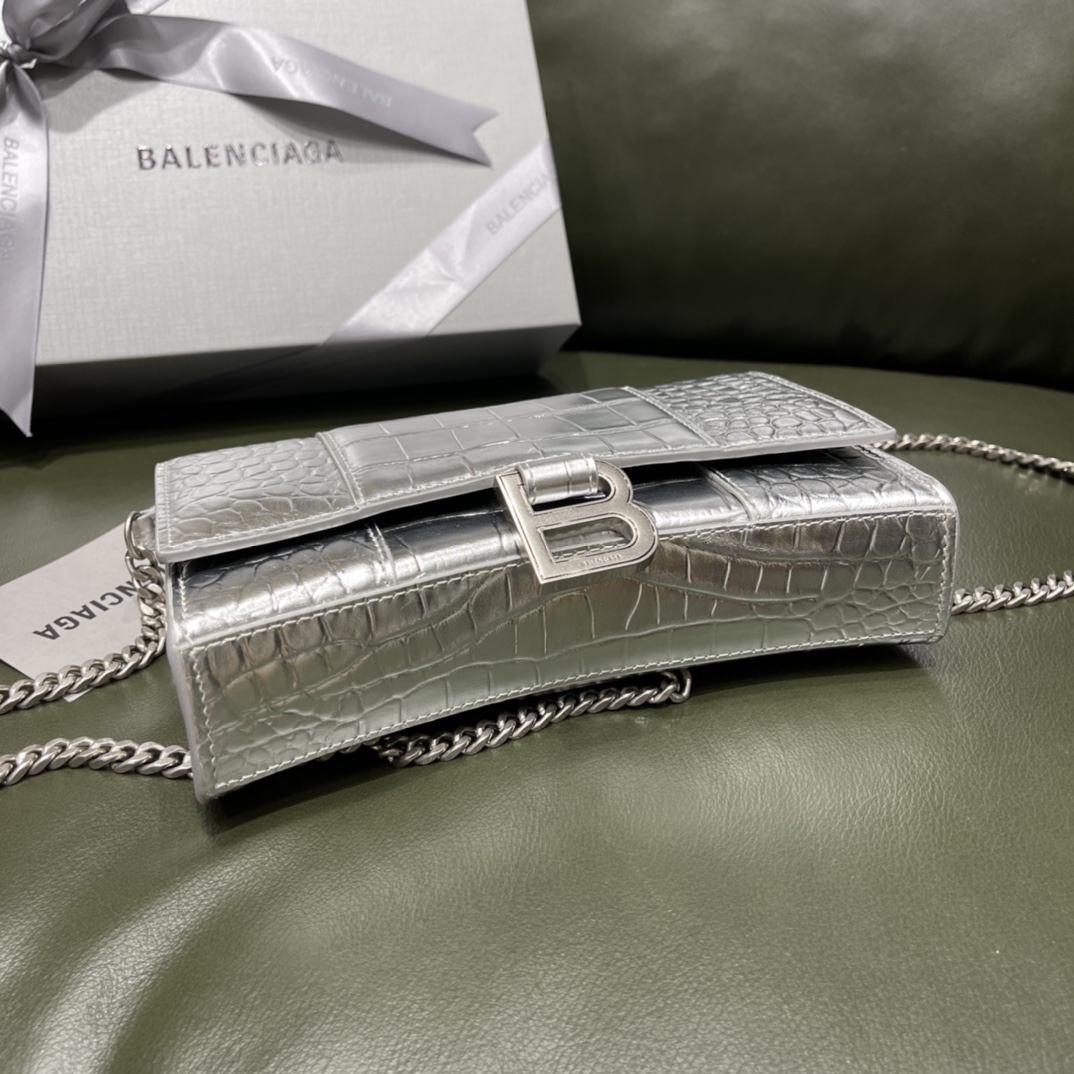 BALENCIAGA 𝐇𝐨𝐮𝐫𝐠𝐥𝐚𝐬𝐬 𝐰𝐚𝐥𝐥𝐞𝐭 𝐨𝐧 𝐜𝐡𝐚𝐢𝐧 ⏳ ▪️ crocodile print silver with silver buckle