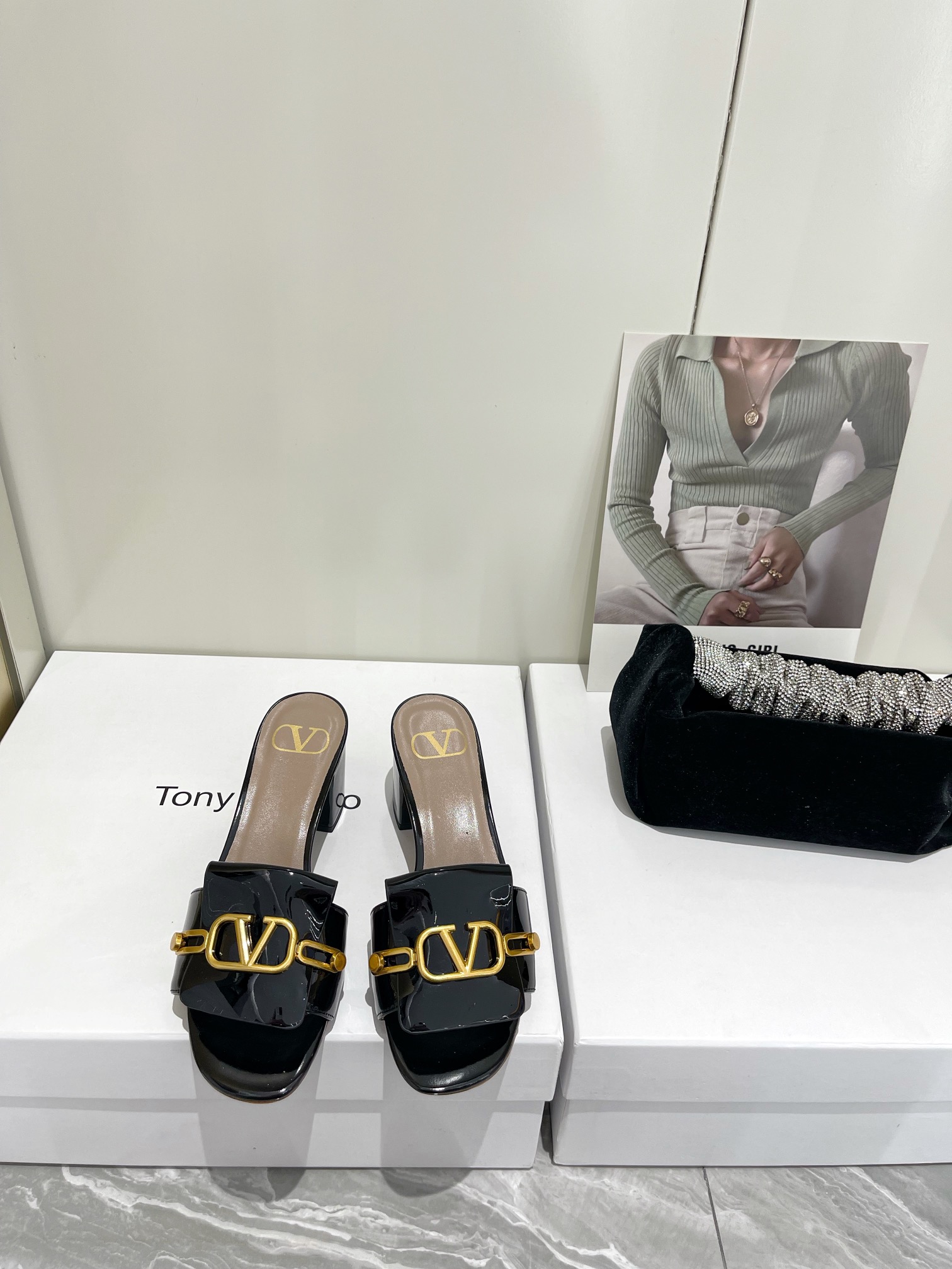 【Valentino】𝟐𝟎𝟐𝟏/𝐒𝐒 𝐧𝐞𝐰  Valentino 2022 / fw spring and summer new women's slippers