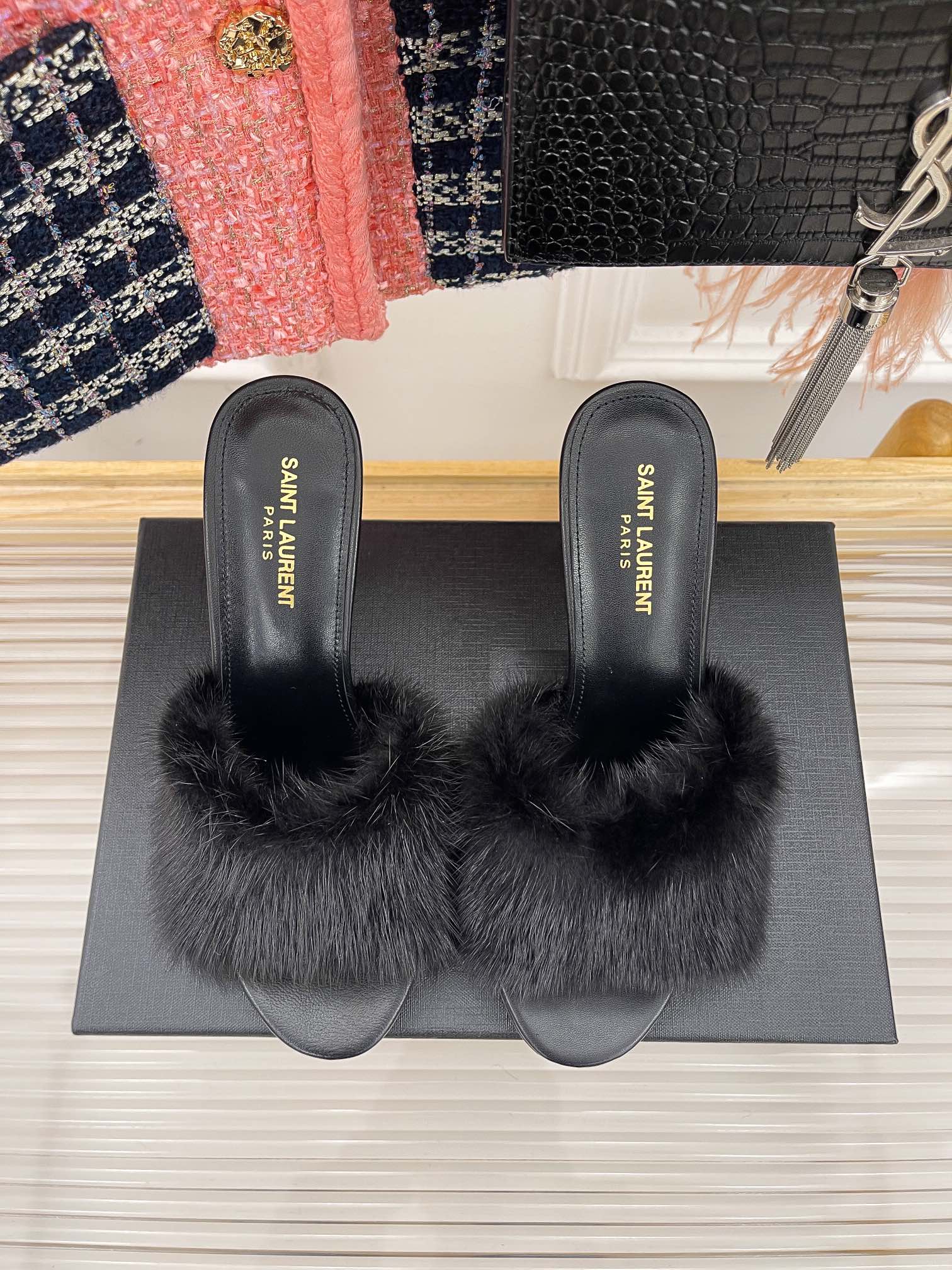 𝙎𝙖𝙞𝙣𝙩 𝙇𝙖𝙪𝙧𝙚𝙣𝙩 | 𝟐𝟎𝟐𝟐/𝐒𝐒 𝐧𝐞𝐰 YSL｜23ss early spring mink fur one high heel slippers