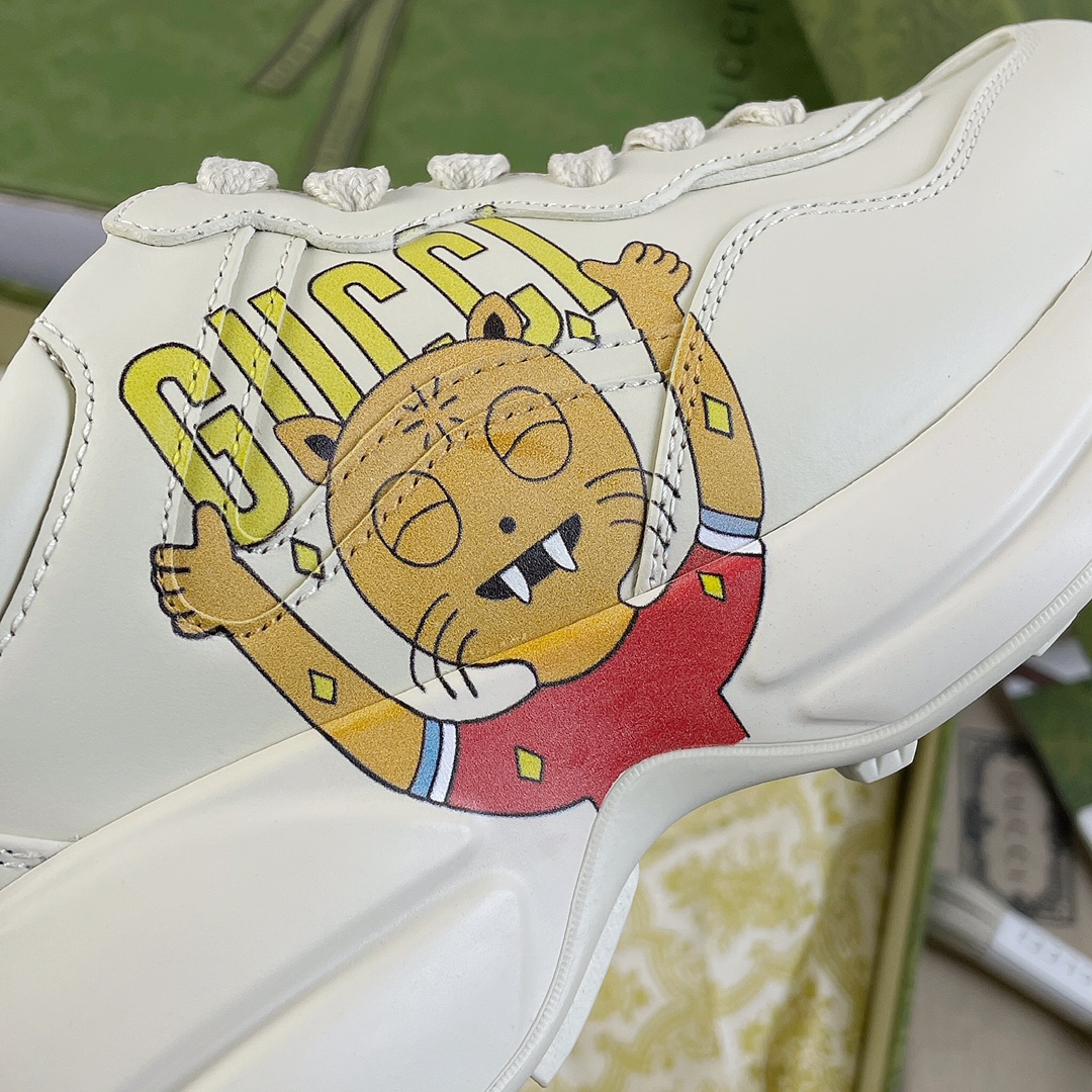 Gucci Pops This collection has a lot of flora and fauna elements Original material