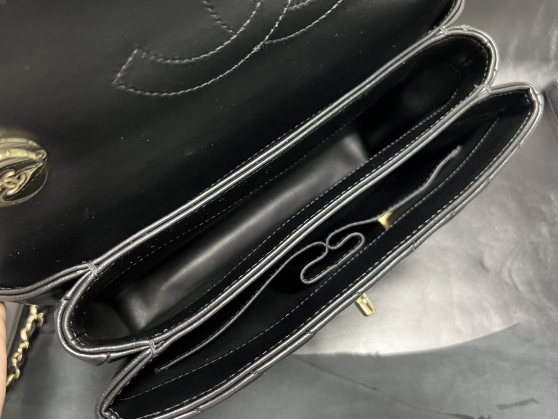 Chanel Trendy cc mouth flap bag V grid black gold genuine leather