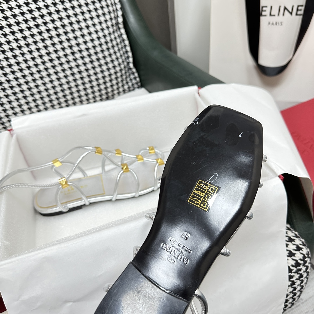 【Valentino】𝟐𝟎𝟐𝟏/𝐒𝐒 𝐧𝐞𝐰  Valentino's newest collection of Roman sandals with Italian printed leather soles