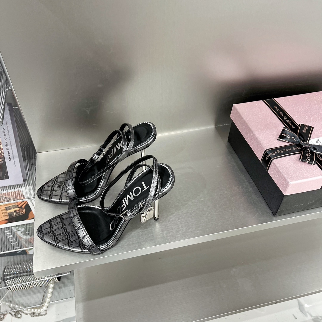 𝒕𝒐𝒎𝒇𝒐𝒓𝒅 𝟐𝟎𝟐𝟐/𝐒𝐒 𝐧𝐞𝐰 TF Tom Ford Gold Heel Padlock Sandals