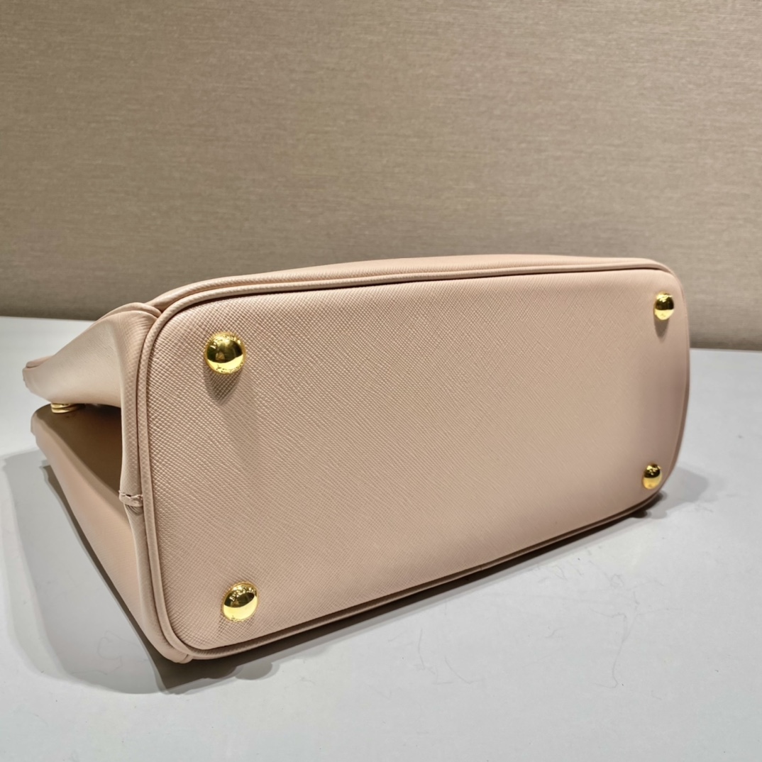 𝐏𝐑𝐀𝐃𝐀 Classic favourites 1BA863