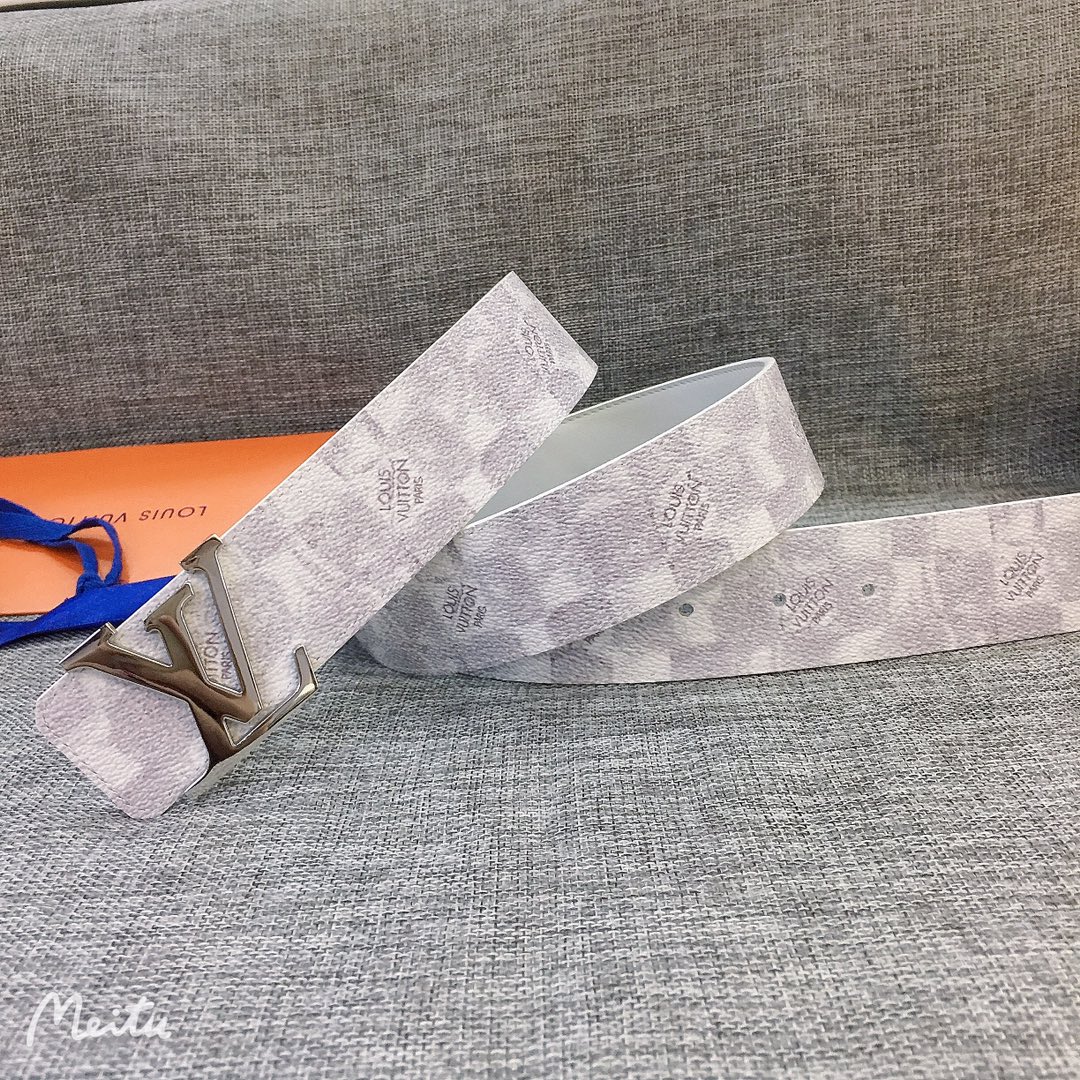 LOUIS VUITTO reversible belt in Monogram canvas and leather