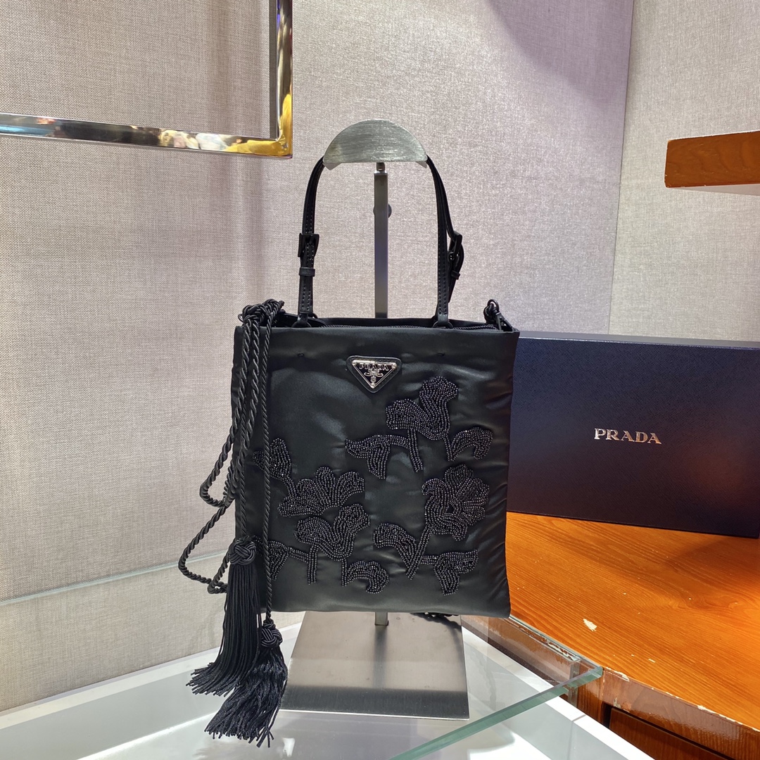 𝐏𝐑𝐀𝐃𝐀 Limited embroidery