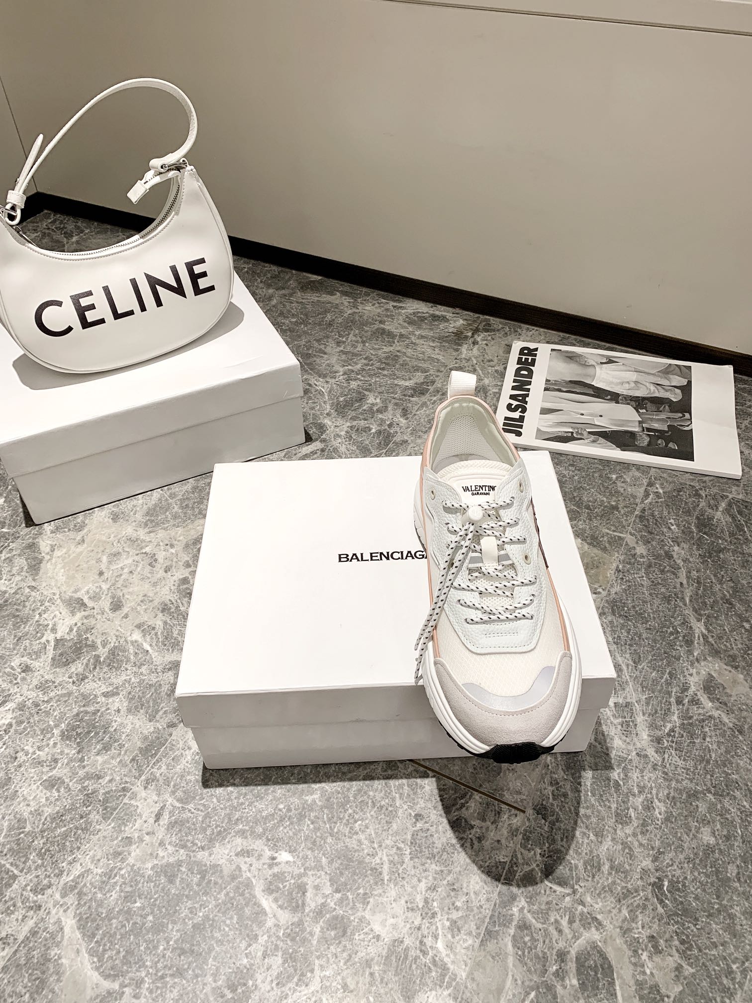 【Valentino】𝟐𝟎𝟐𝟏/𝐒𝐒 𝐧𝐞𝐰 Valentino 2022 ss spring-summer collection of new old man shoes