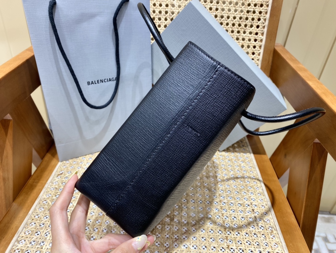 BALENCIAGA 𝗦𝗵𝗼𝗽𝗽𝗶𝗻𝗴 𝗯𝗮𝗴 Cowhide shopping paper bag