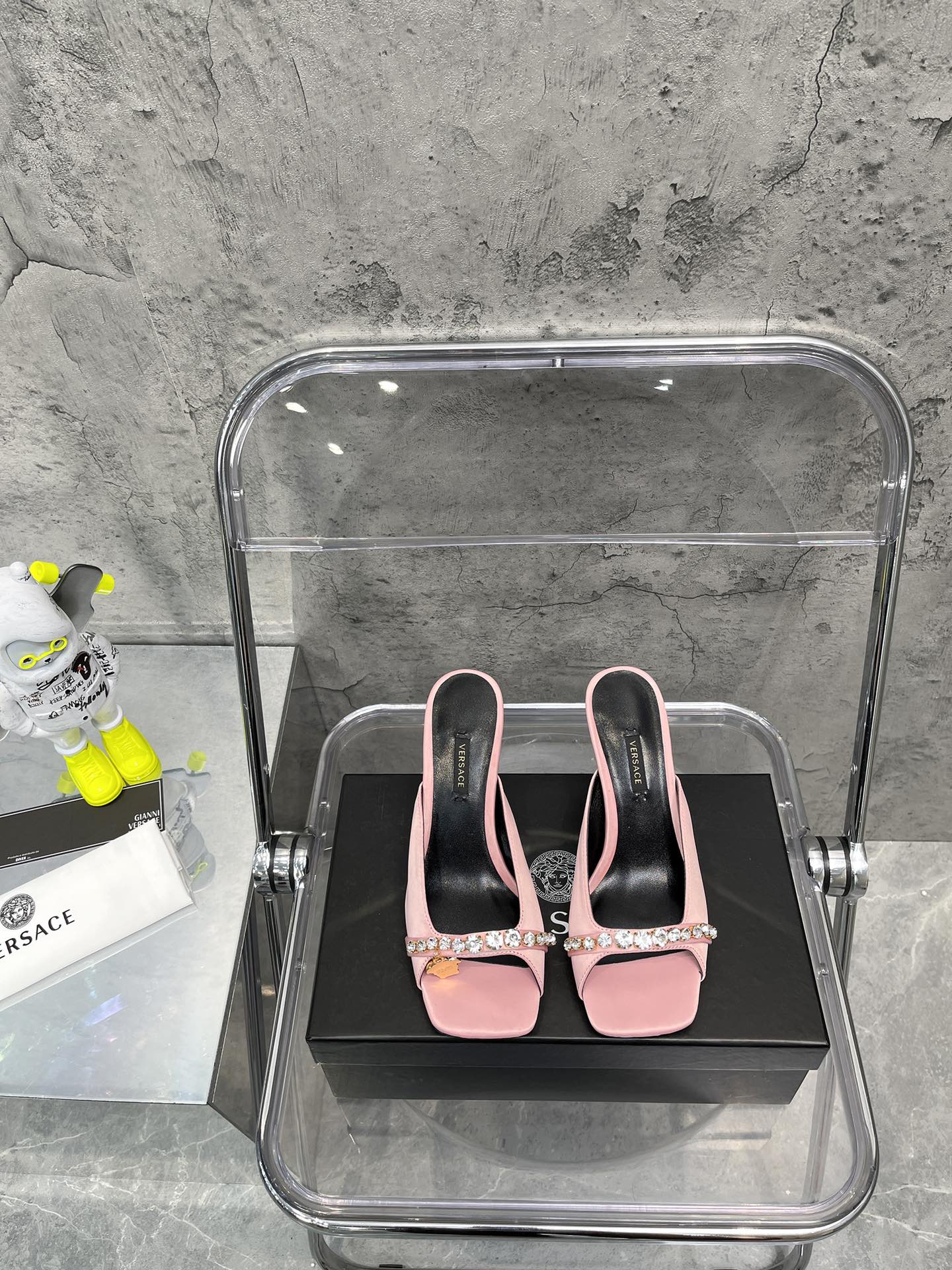 𝐕𝐞𝐫𝐬𝐚𝐜𝐞｜𝟐𝟎𝟐𝟐/𝐒𝐒 𝐧𝐞𝐰 Gold LA MEDUSA string with sparkling crystal ribbon