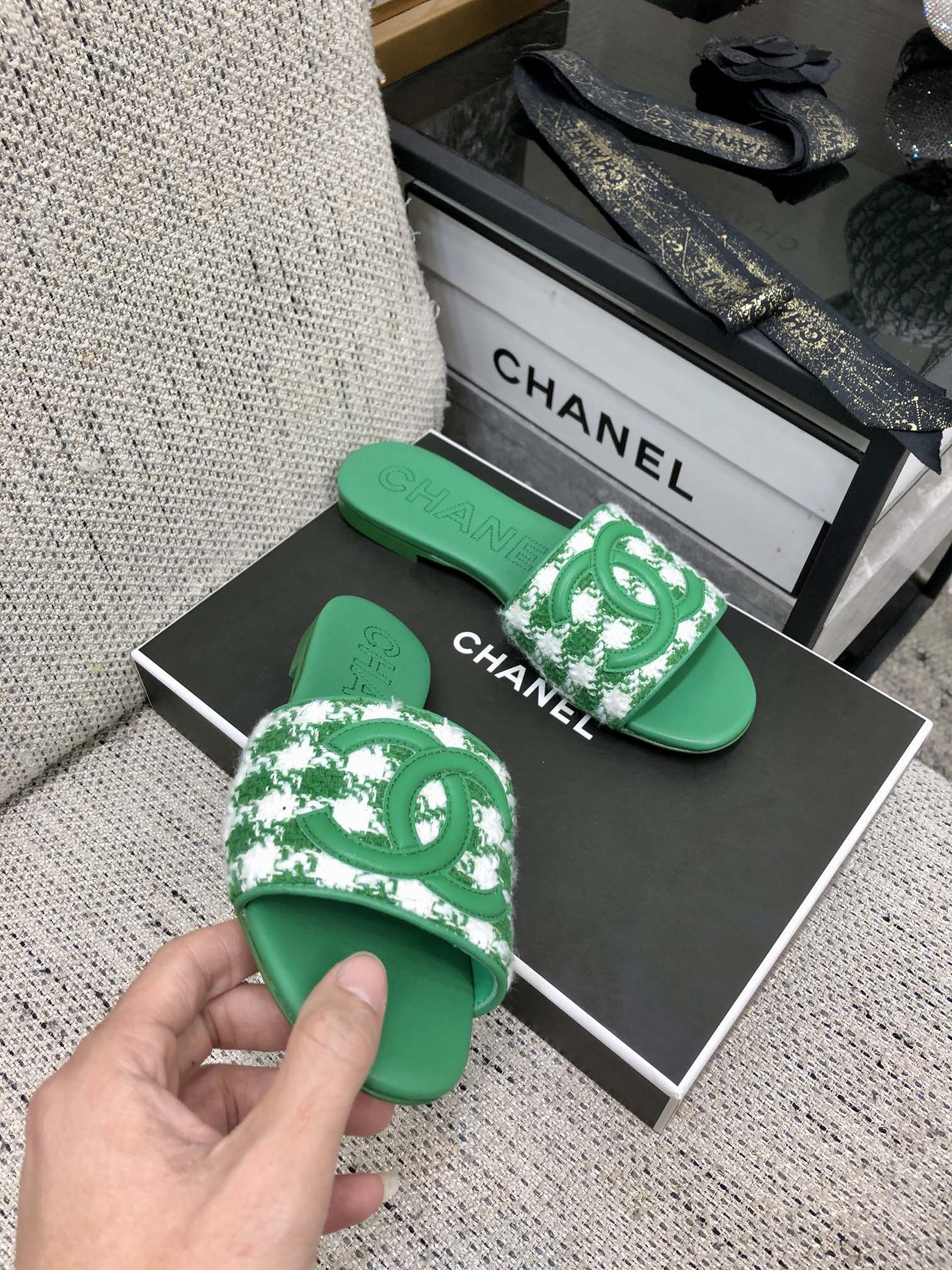 CHANEL 2023 spring and summer latest electric embroidery honey slippers Imported leather outsole