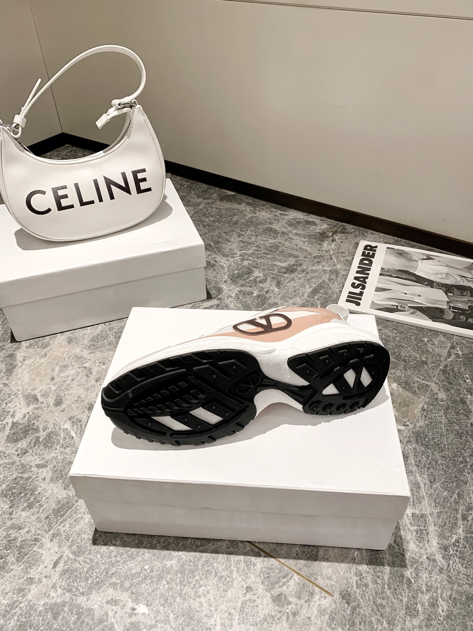 【Valentino】𝟐𝟎𝟐𝟏/𝐒𝐒 𝐧𝐞𝐰 Valentino 2022 ss spring-summer collection of new old man shoes