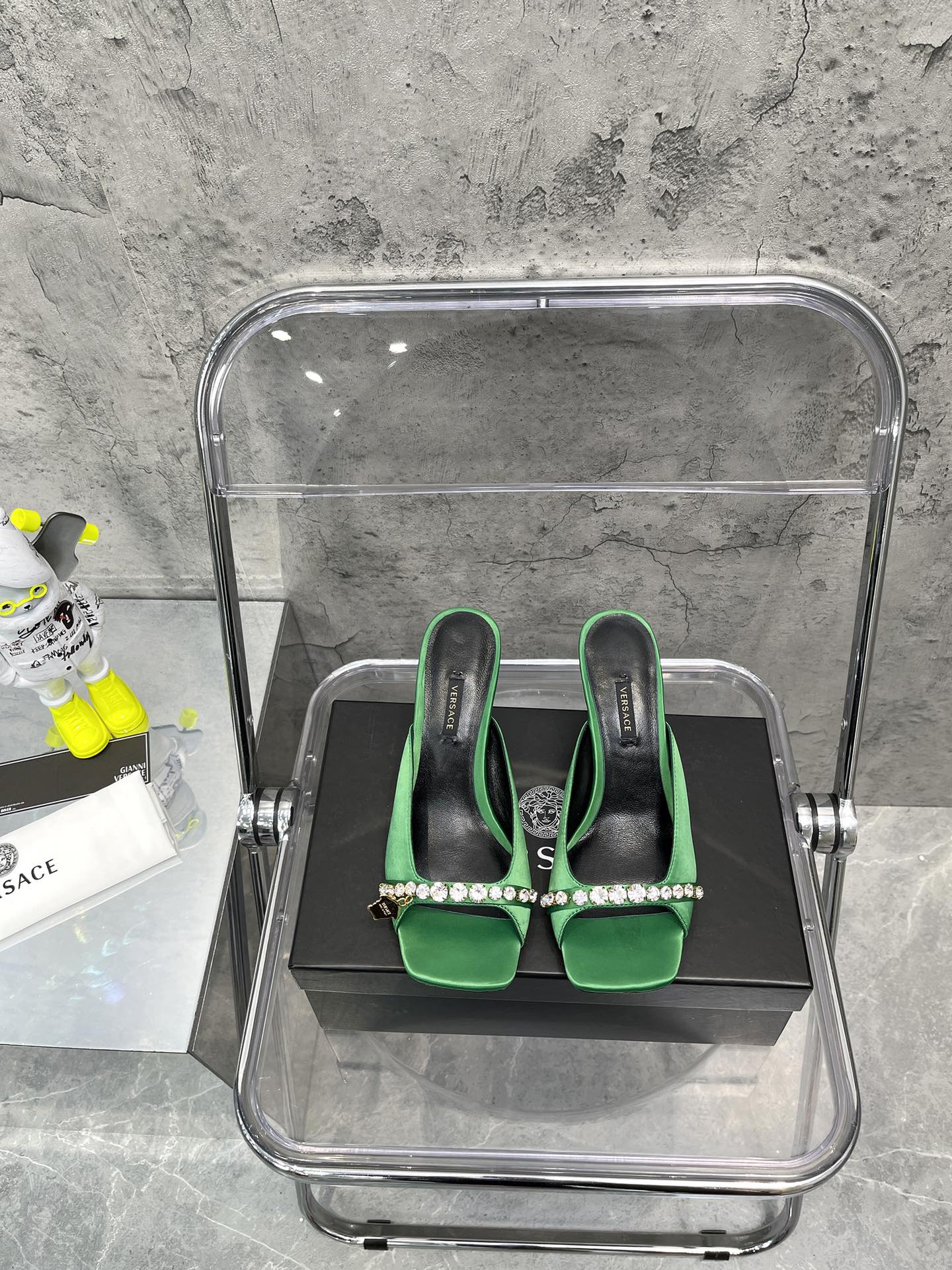 𝐕𝐞𝐫𝐬𝐚𝐜𝐞｜𝟐𝟎𝟐𝟐/𝐒𝐒 𝐧𝐞𝐰 Gold LA MEDUSA string with sparkling crystal ribbon