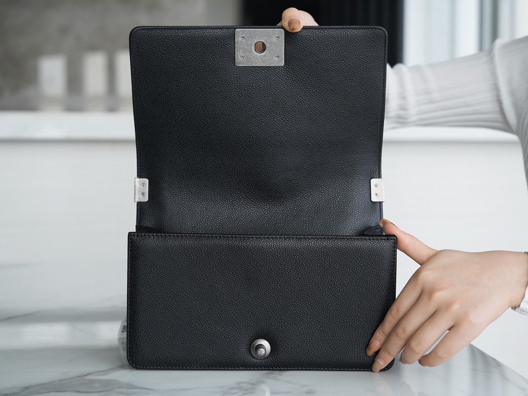 𝗖𝗵𝗮𝗻𝗲𝗹 𝗟𝗲𝗯𝗼𝘆 Imported custom caviar calfskin:Large ball pattern Medium Black Silver