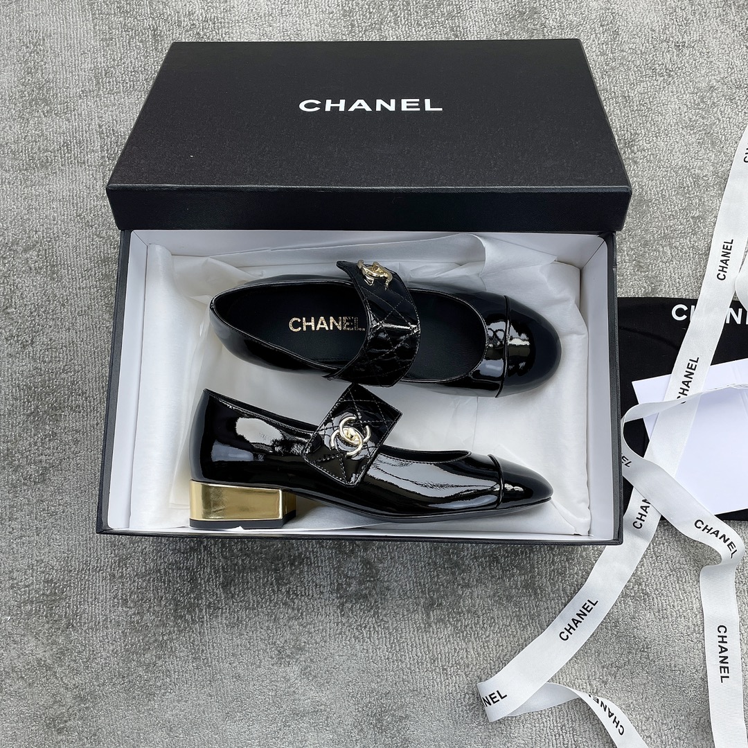 CHANEL book bag buckle single shoes Mary Jane single shoes bright wrinkled patent leather gold heel