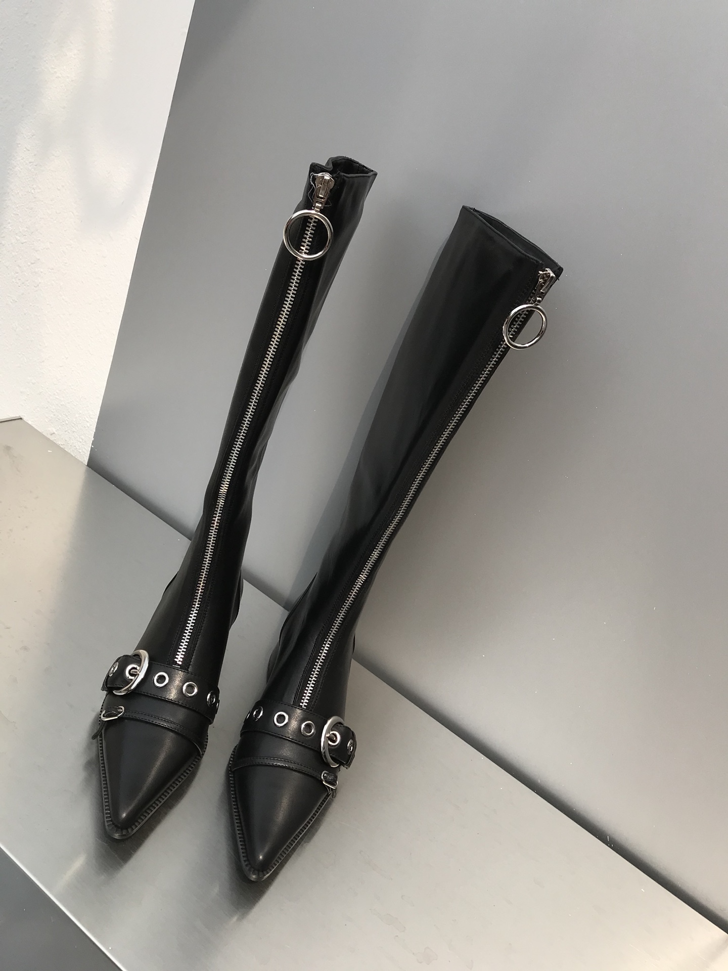 𝘾𝙃𝙄𝙉 𝘾𝙃𝙄𝙉 Thigh-high boots