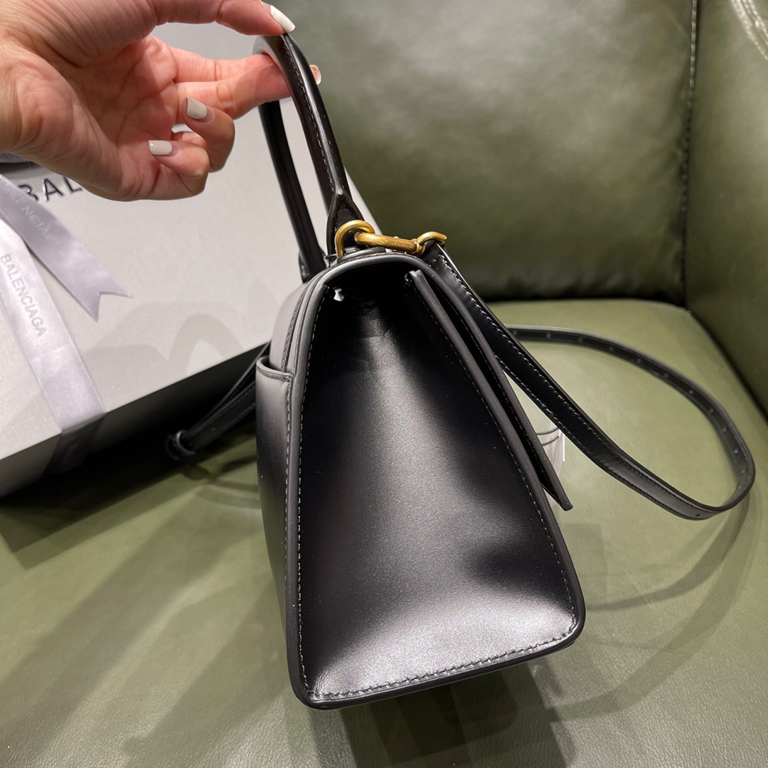 BALENCIAGA 𝐇𝐨𝐮𝐫𝐠𝐥𝐚𝐬𝐬 𝐒 The hourglass bag of the fashion world