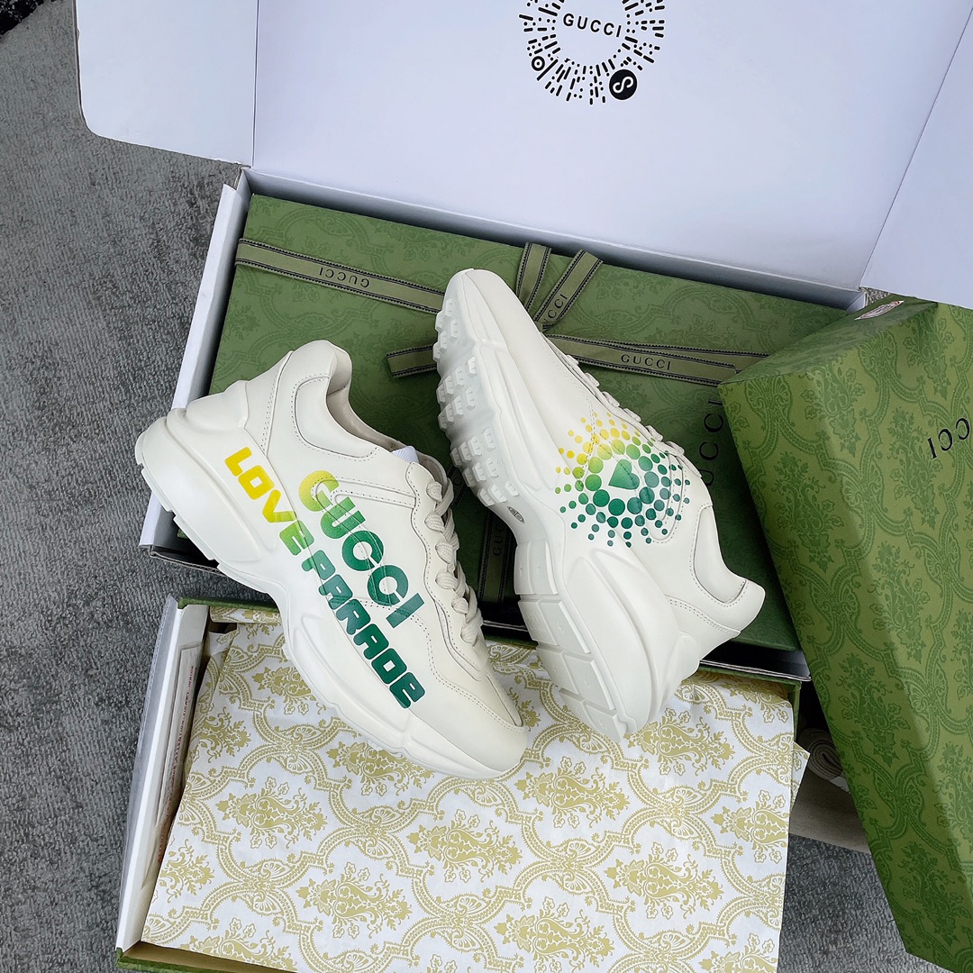 Gucci Pops This collection has a lot of flora and fauna elements Original material