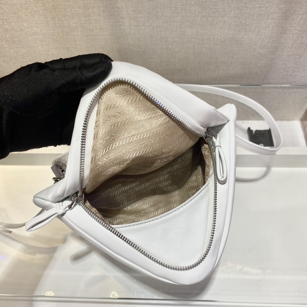 𝐏𝐑𝐀𝐃𝐀 New Women's Bag  1BA315