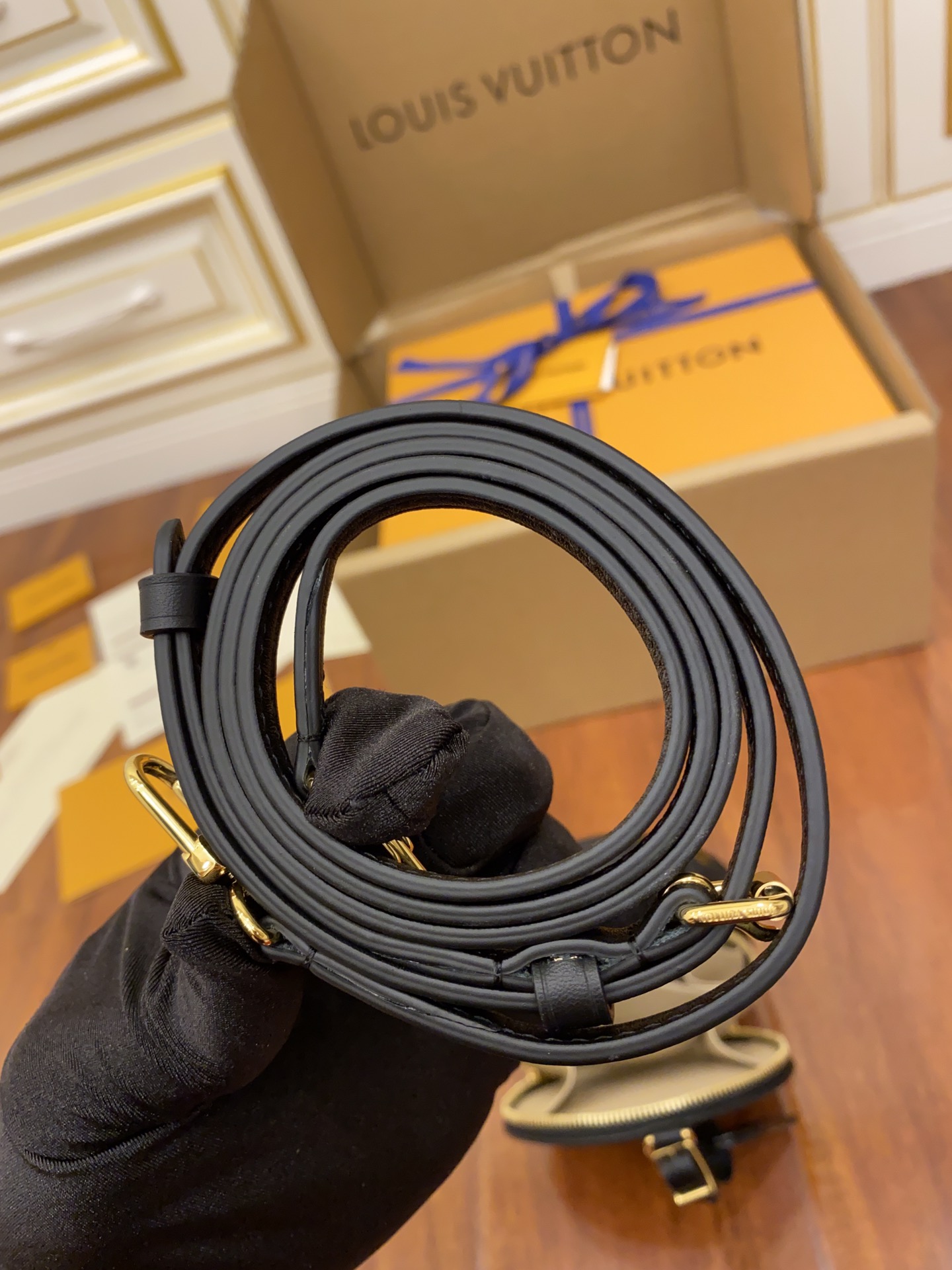 Louis Vuitton M68276 leather is genuine OEM Italian A-grade leather