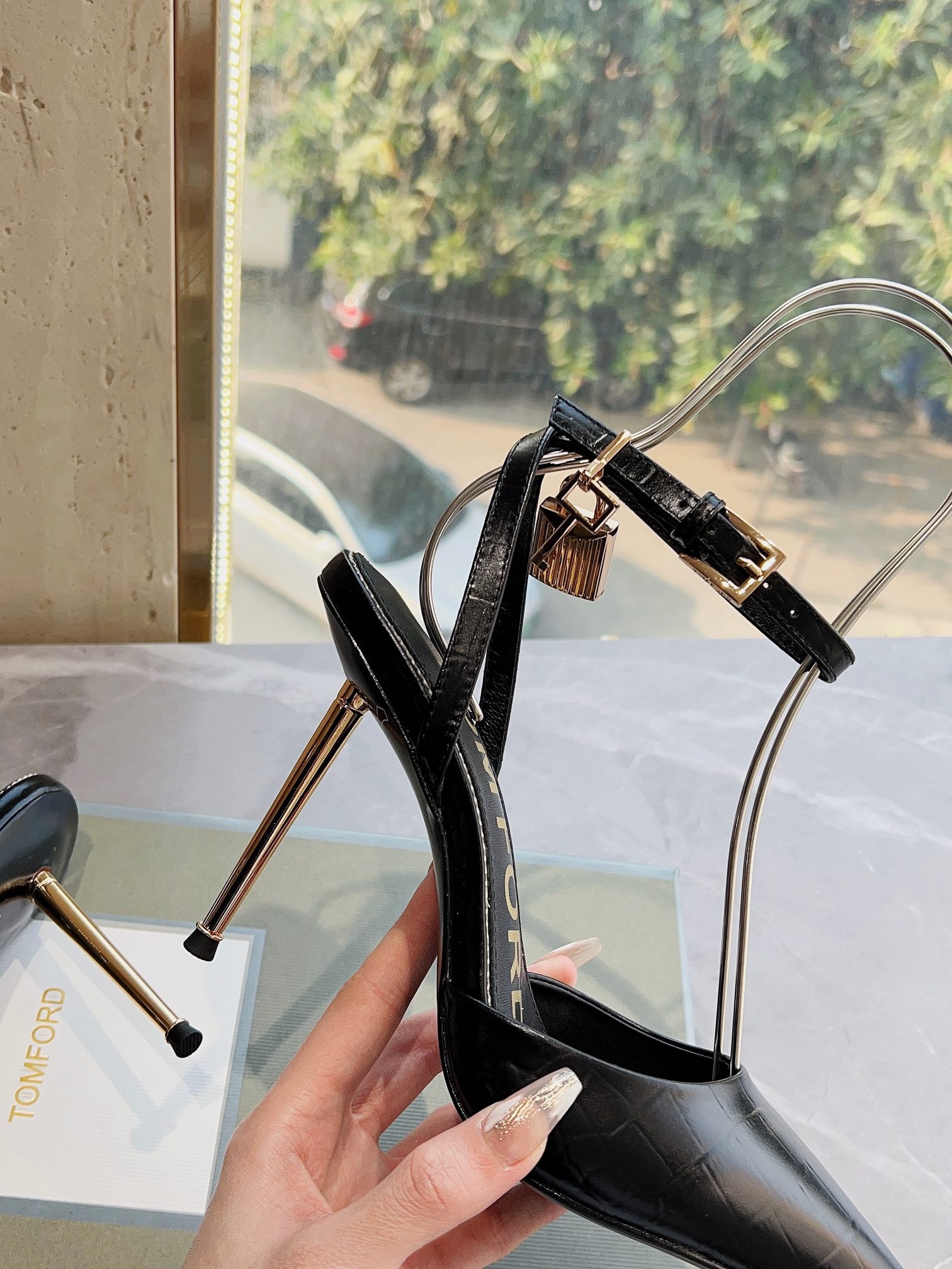 𝐓𝐎𝐌𝐅𝐎𝐑𝐃｜𝟐𝟎𝟐𝟑𝐒𝐒/𝐧𝐞𝐰  Dolce & Ga women's jeweled buckle jacquard raglan heels