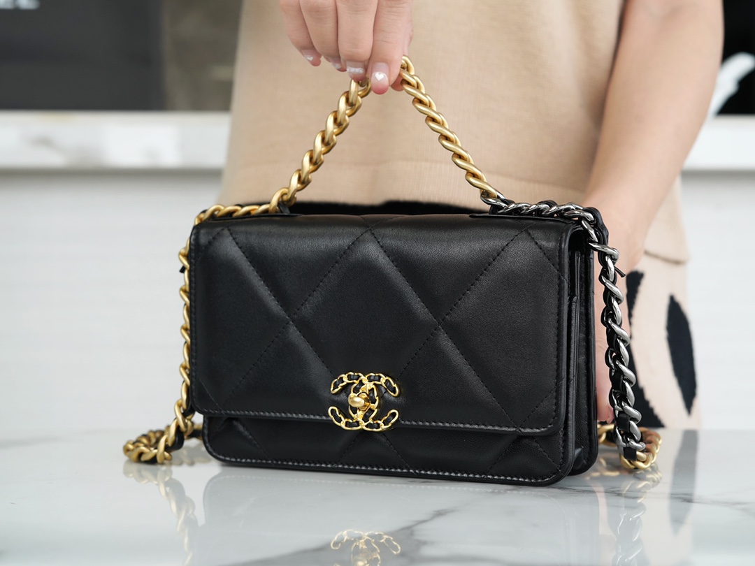 CHANEL 19Bag 𝑾𝒐𝒄 23p gold buckle black
