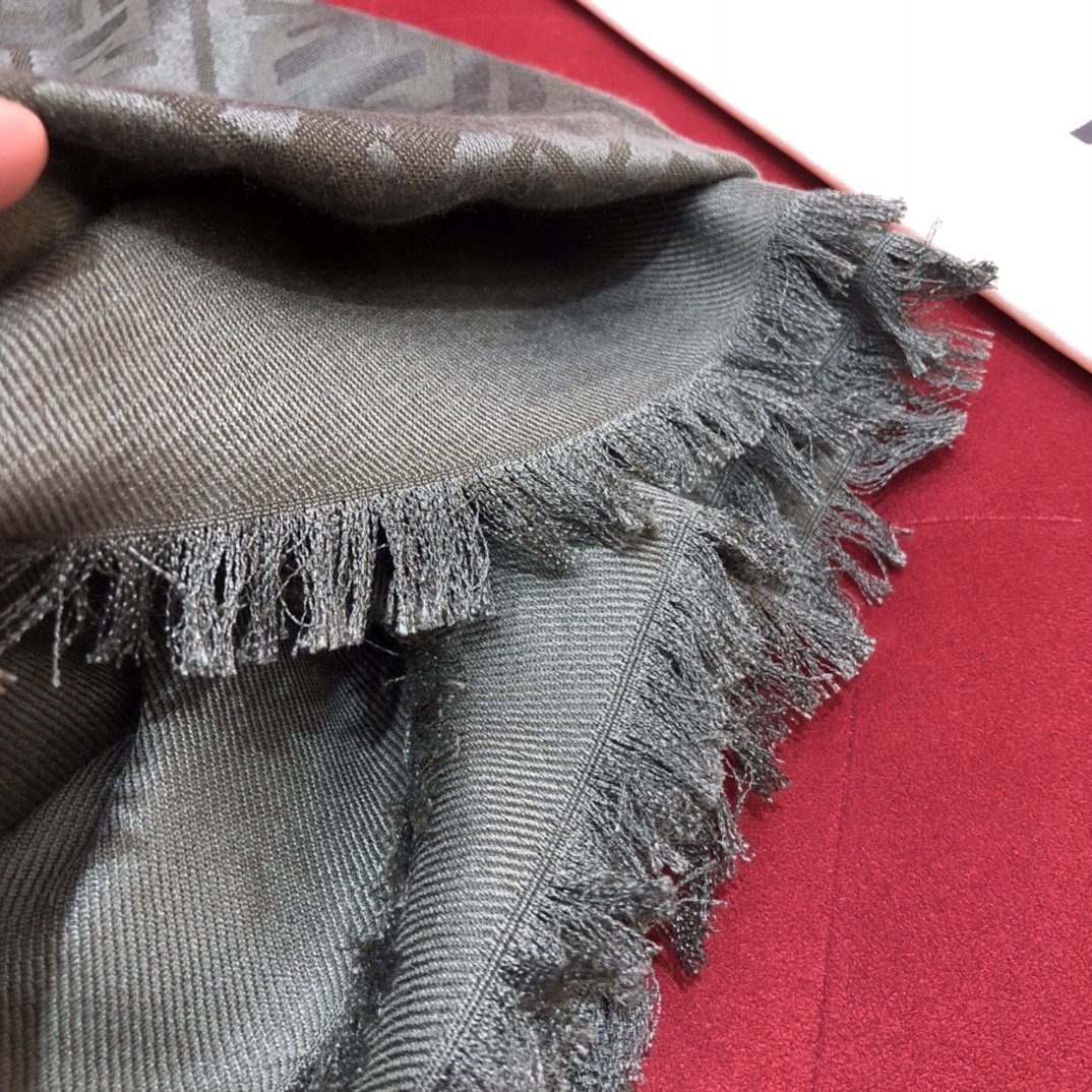 𝐅𝐞𝐧𝐝𝐢 Shawl/Scarf dual purpose 30% mulberry silk ➕ 70% wool