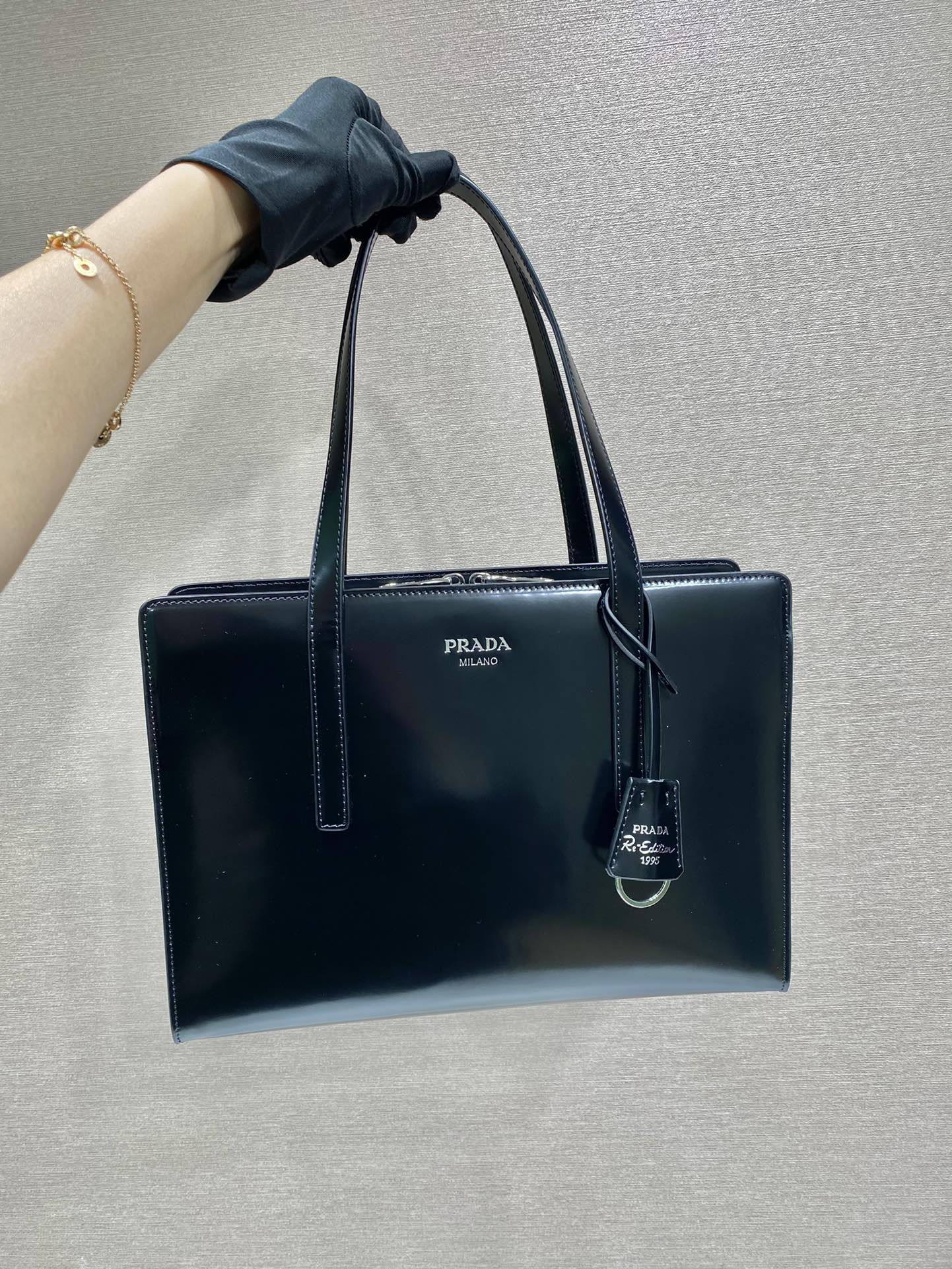 𝐏𝐑𝐀𝐃𝐀 New shopping bag 1BA350