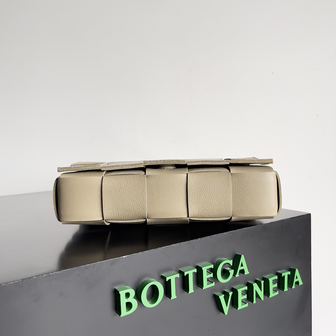 Bottega Veneta Cassette 5-panel lychee print taupe #666870