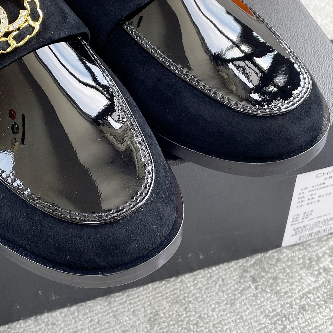 CHANEL Louboutins Simple small single shoes Lace-shaped round Logo leather outsole