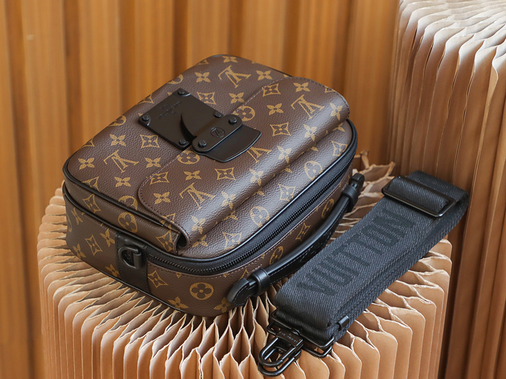 Louis Vuitton 𝐒 𝐋𝐎𝐂𝐊 messenger bag M45806