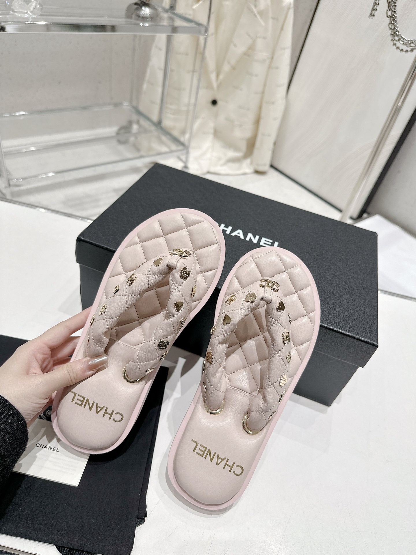 CHANEL summer new bread flip-flops clip toe flip-flops beach sandals