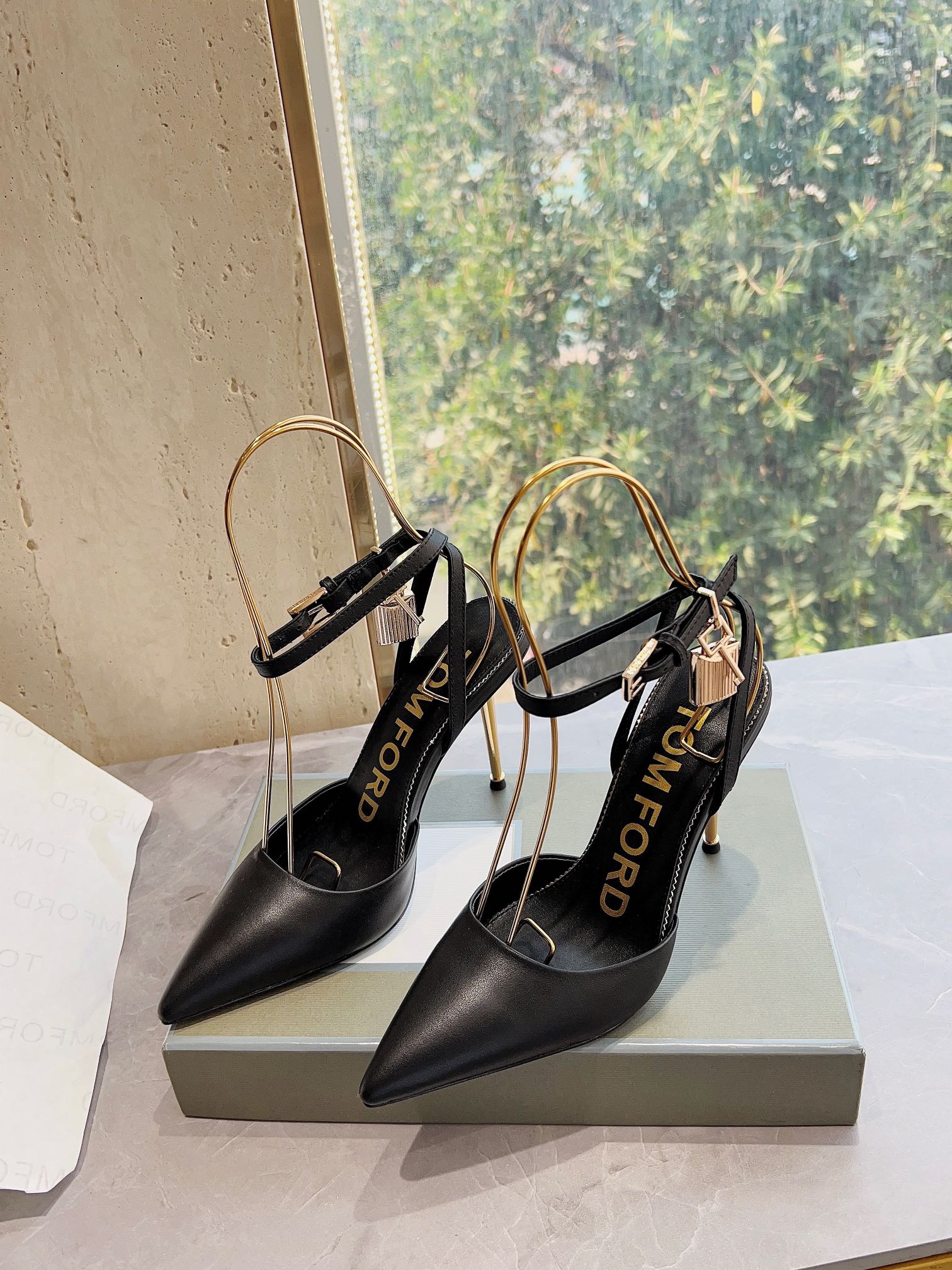 𝐓𝐎𝐌𝐅𝐎𝐑𝐃｜𝟐𝟎𝟐𝟑𝐒𝐒/𝐧𝐞𝐰  Dolce & Ga women's jeweled buckle jacquard raglan heels