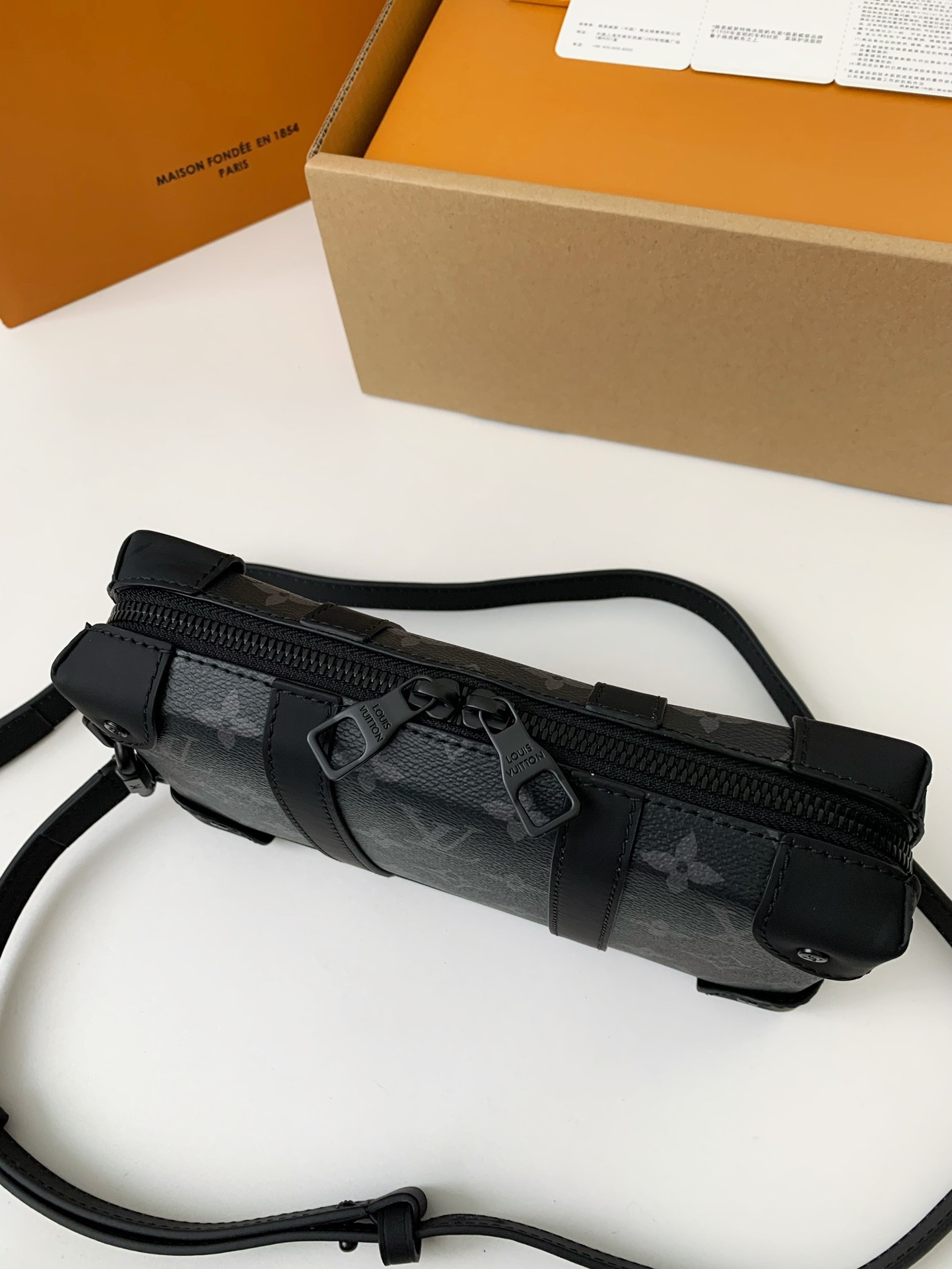 Louis Vuitton's new Sac Plat Horizontal Zippé men's black flower briefcase M45165 Size: 22.5*14*5cm