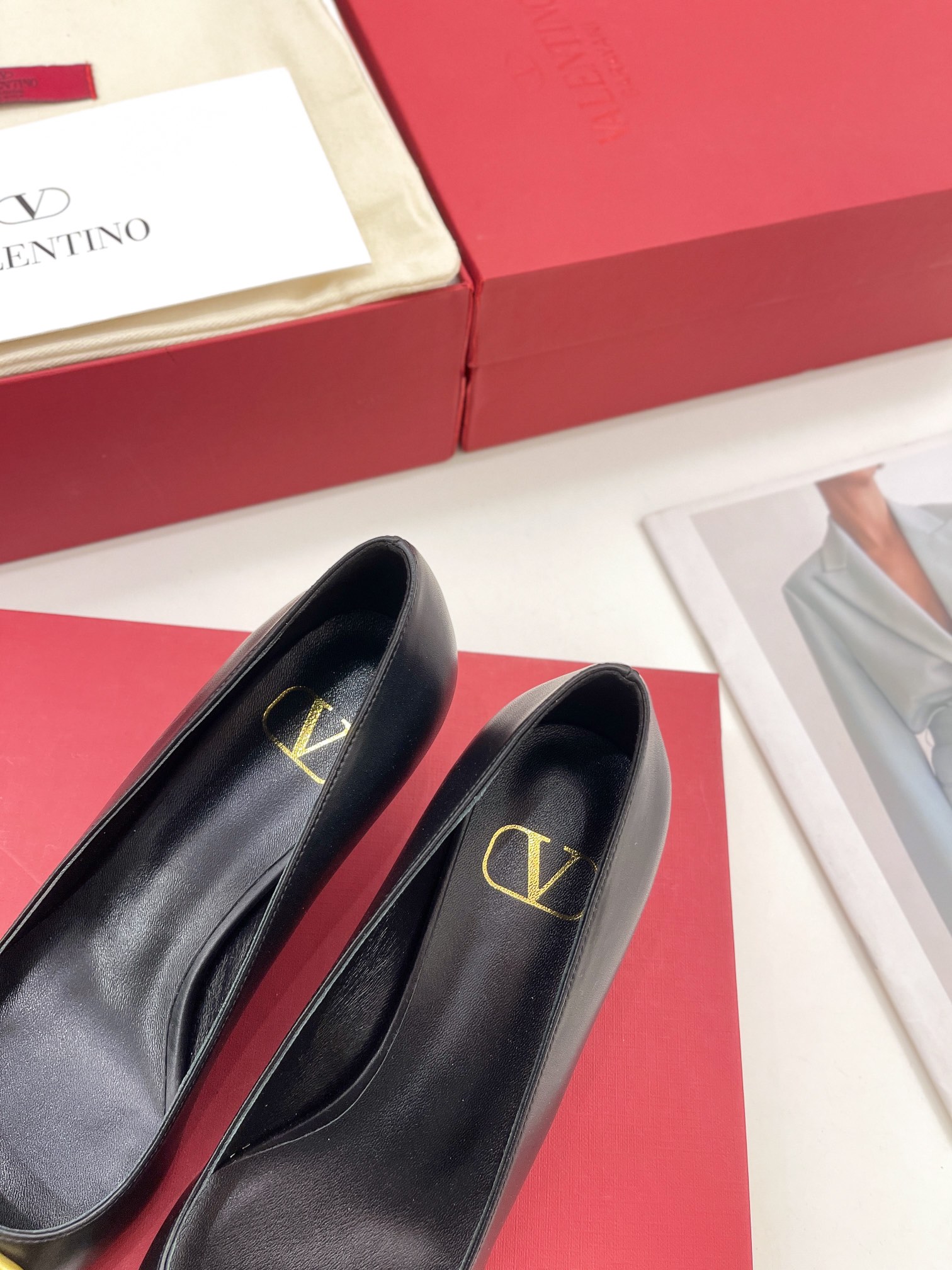 【Valentino】𝟐𝟎𝟐𝟏/𝐒𝐒 𝐧𝐞𝐰 Valentino 2022 spring and summer new large V diamond buckle high heels on the new