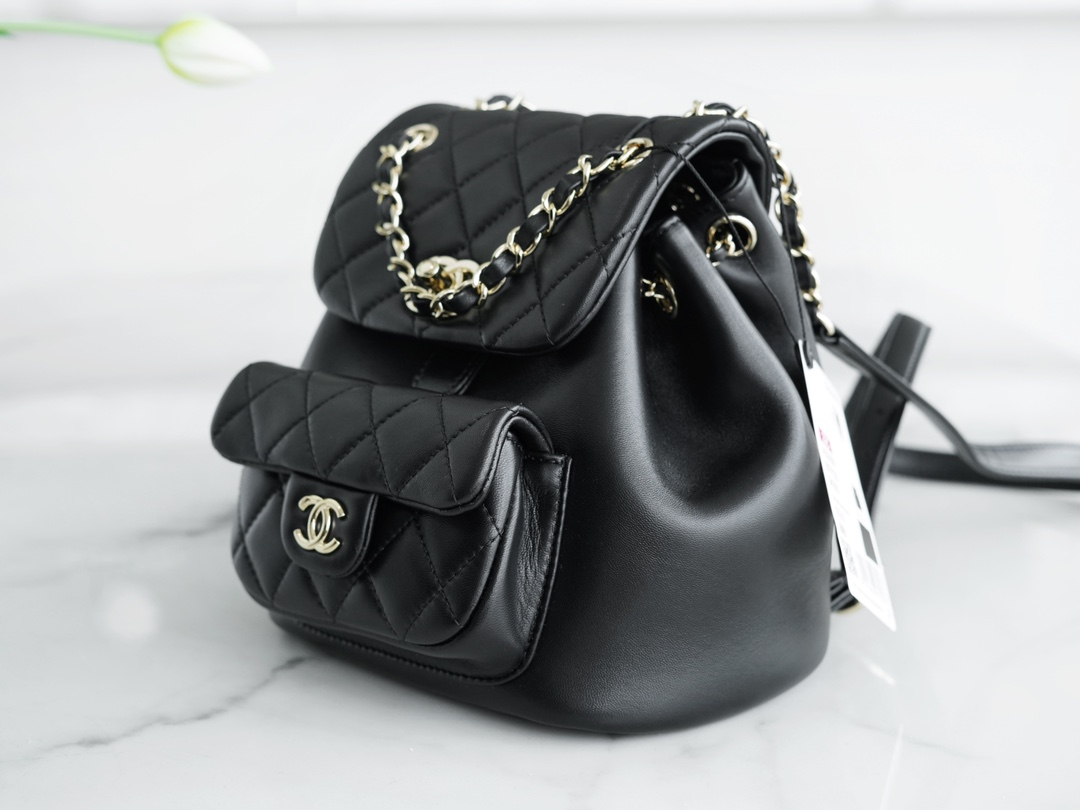 𝗖𝗛𝗔𝗘𝗡𝗟 22 new 𝐃𝐮𝐦𝐚 shoulder bag sheepskin black