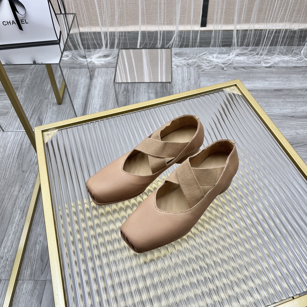 𝐔𝐌𝐀 𝐖𝐀𝐍𝐆｜𝟐𝟎𝟐𝟑/𝐒𝐒 𝐧𝐞𝐰  UMA WANG classic models retro do old ballet shoes